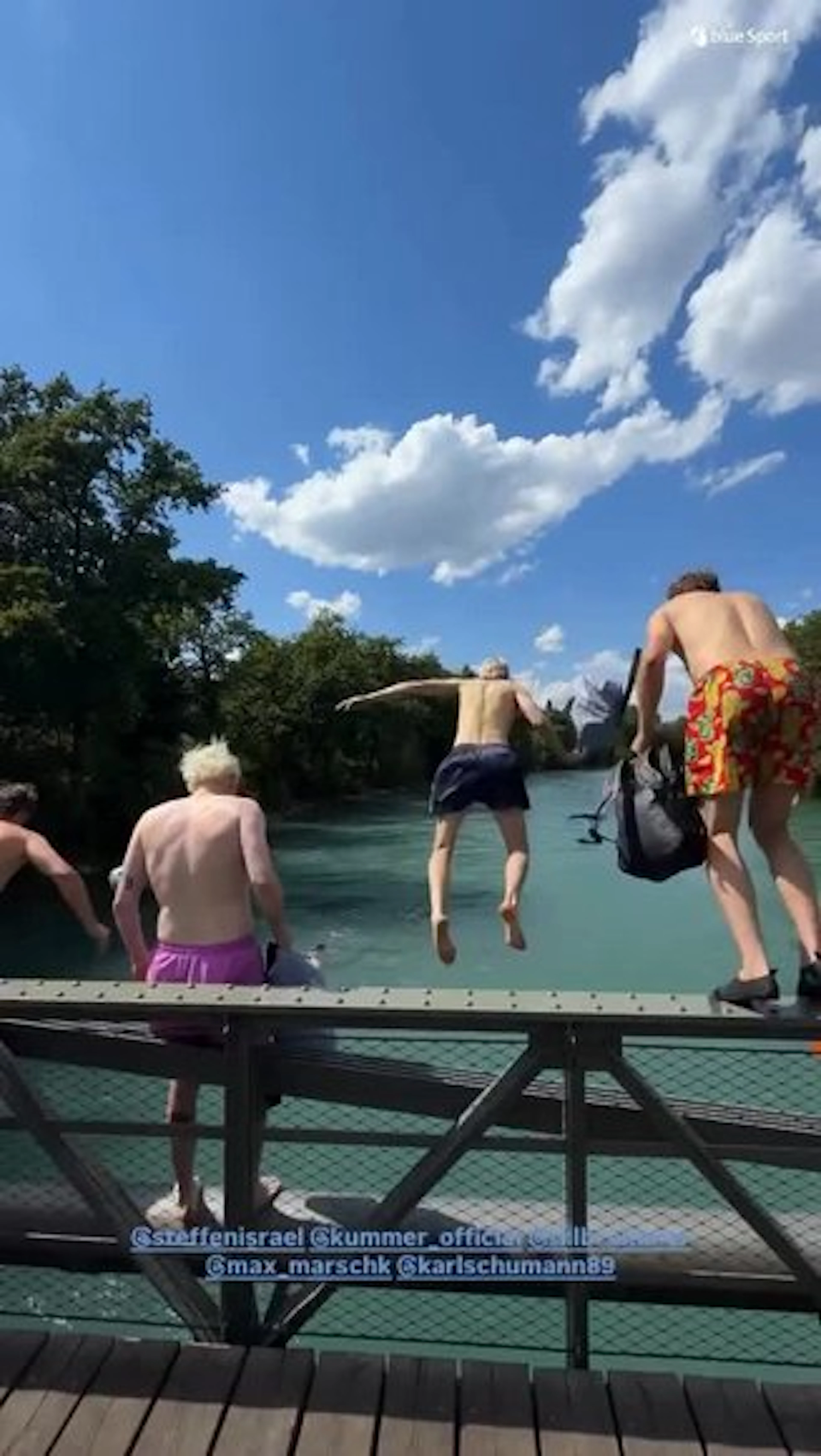 Kraftklub-Musiker baden vor dem Gurten-Auftritt inkognito in der Aare