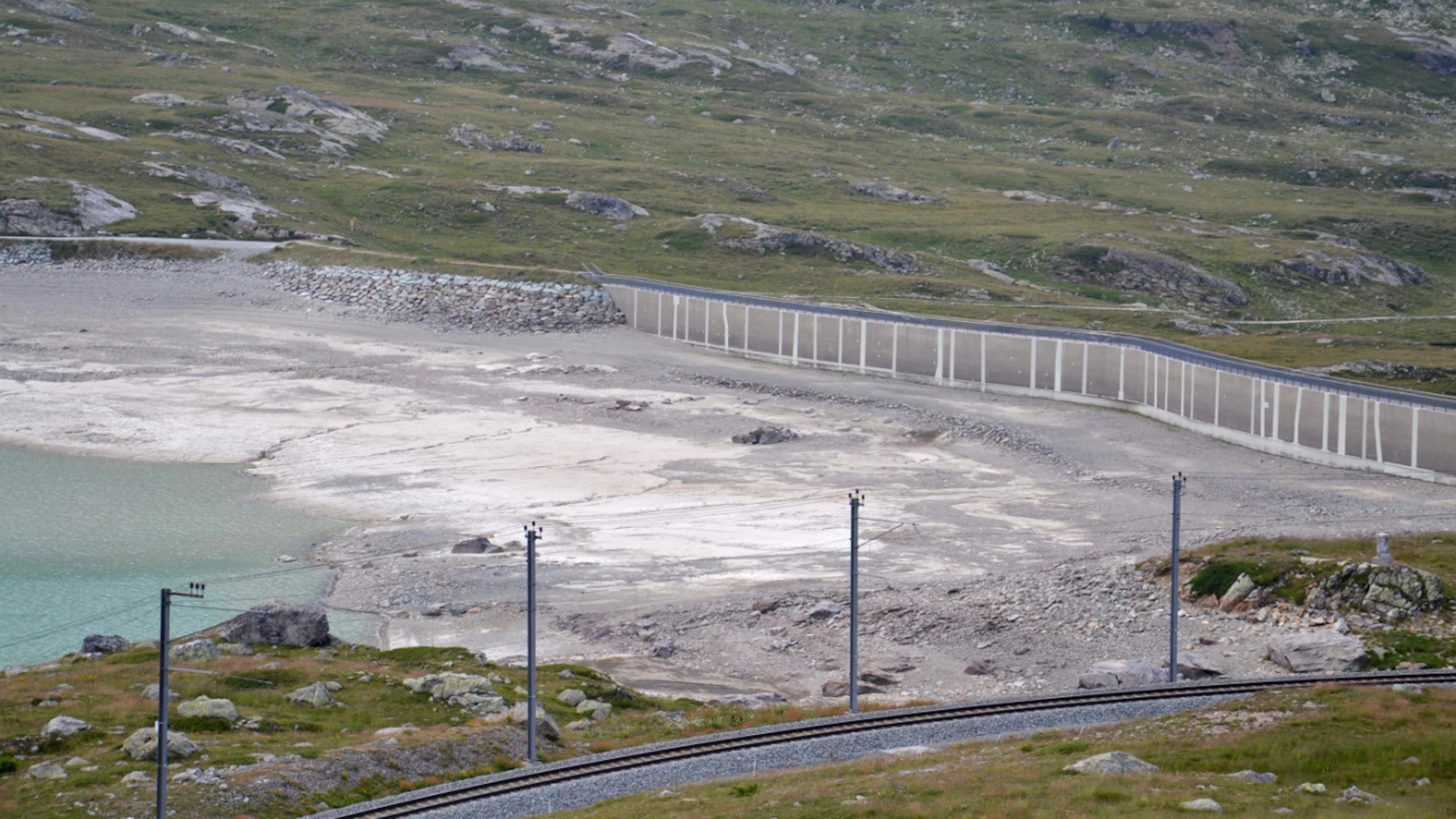 La diga nord del Lago Bianco. Il livello dell'acqua è ai minimi come nel luglio del 2005 a causa della siccità e delle poche precipitazioni nevose dello scorso inverno.