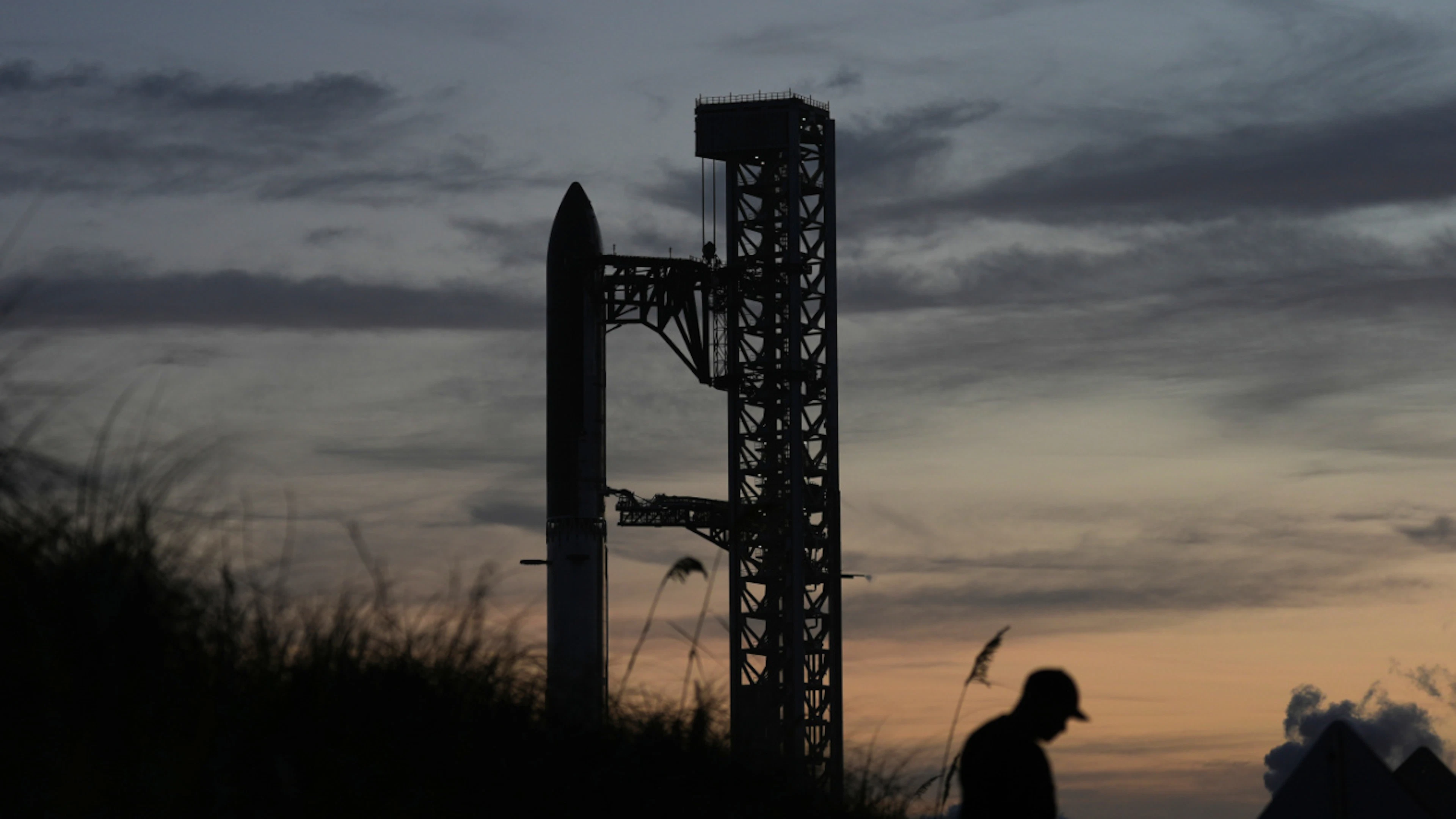 Il mega-razzo Starship di SpaceX fermo sulla piattaforma di lancio dopo che il suo volo di prova è stato interrotto a causa del mancato avviamento di alcuni motori, a Starbase, in Texas, giovedì 16 luglio 2026