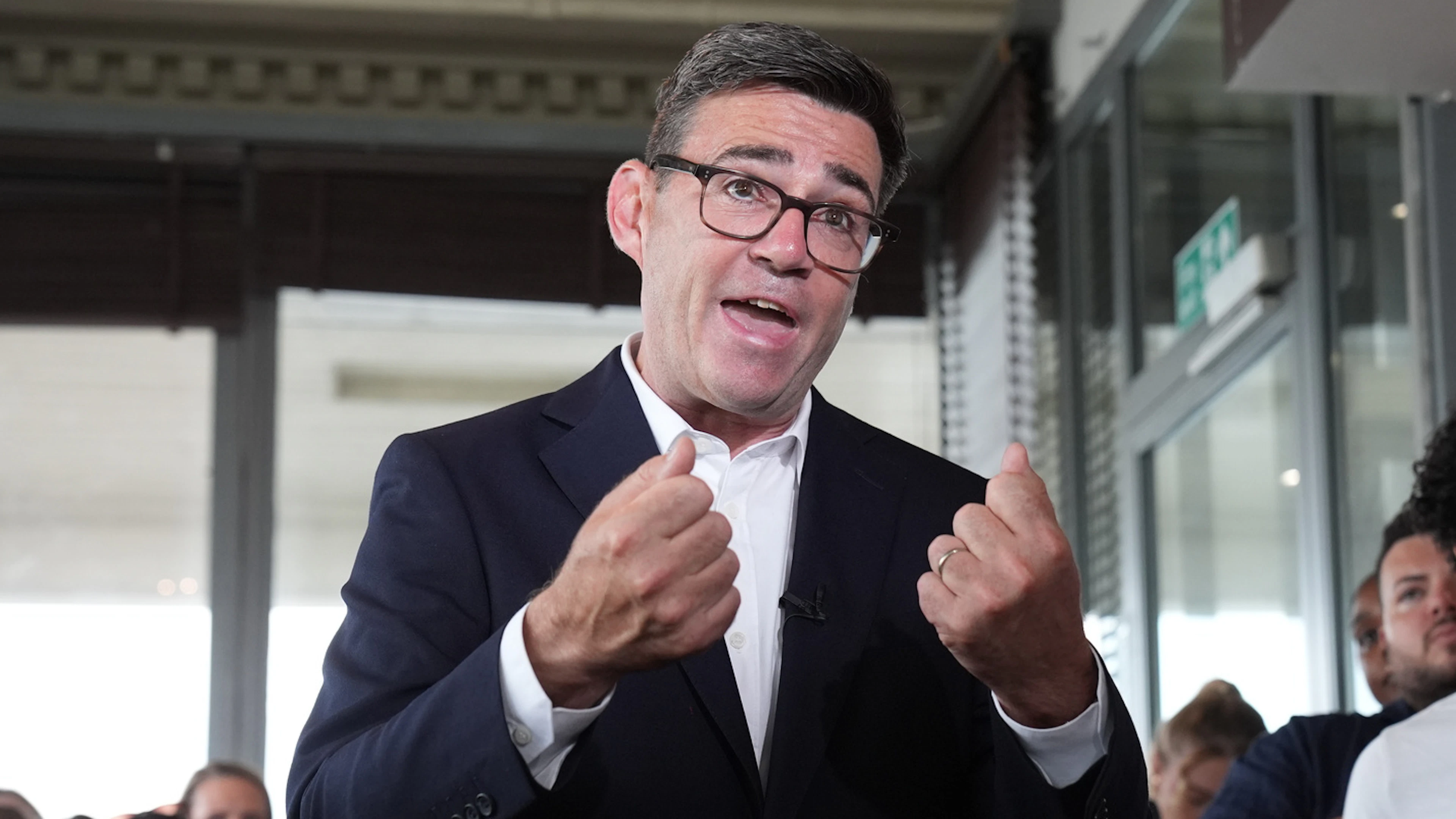 Labour, svolta Burnham: acclamato nuovo leader, da lunedì al governo contro 40 anni di neoliberismo