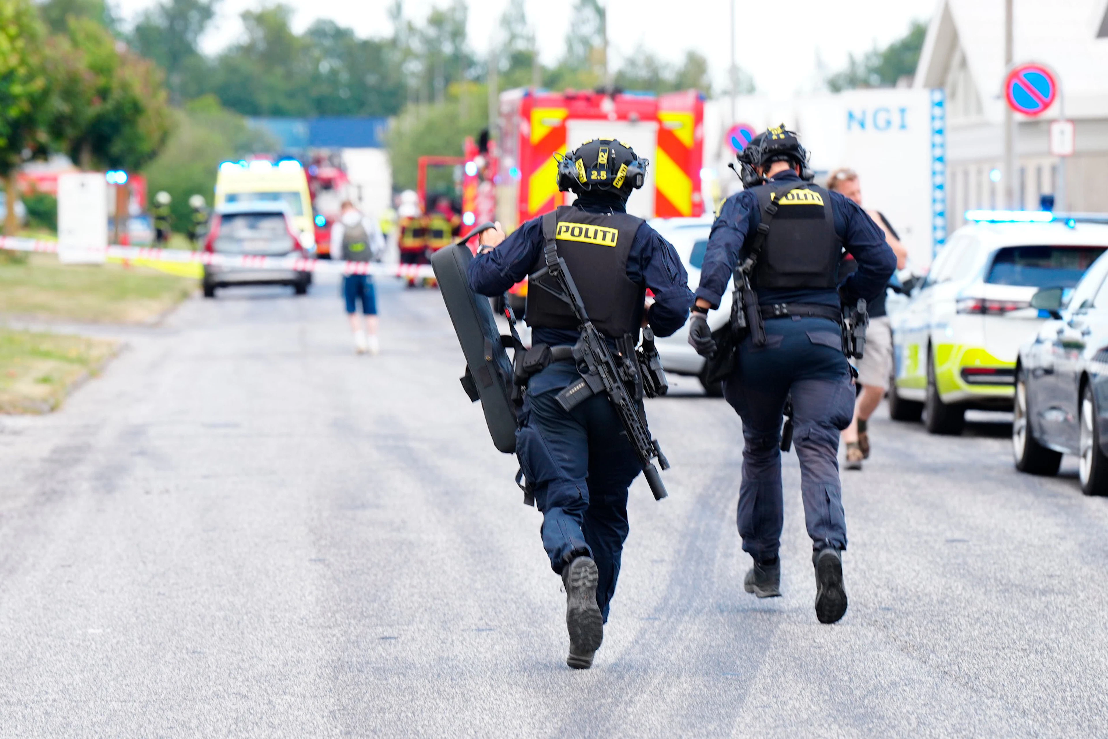 La police intervient près du lieu d'une fusillade à Nørresundby, dans la région du Jutland du Nord, au nord du Danemark, vendredi 17 juillet 2026.