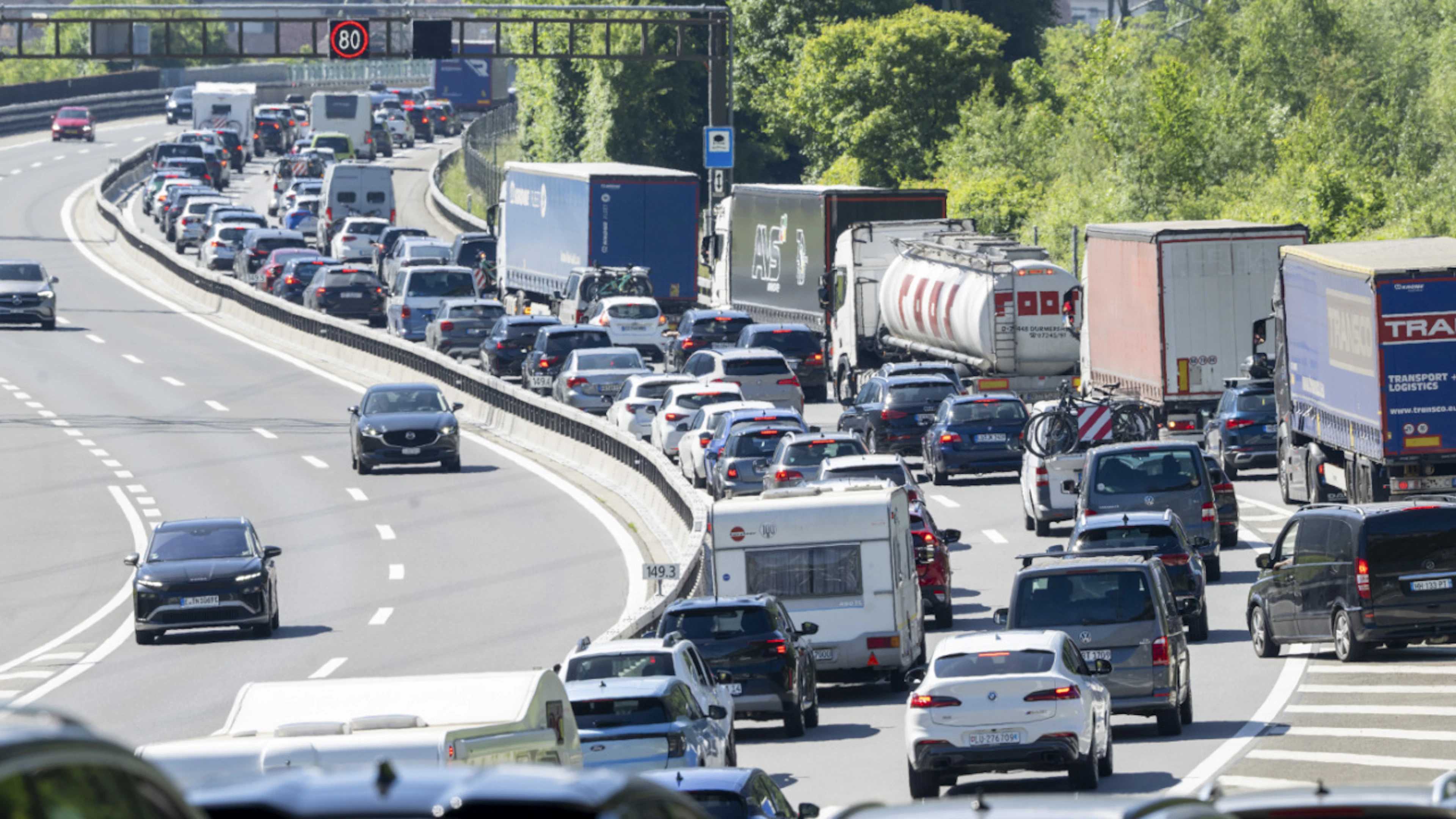 Der Ferienverkehr sorgt am Gotthard seit Jahren regelmässig für kilometerlange Staus. (Archivbild)