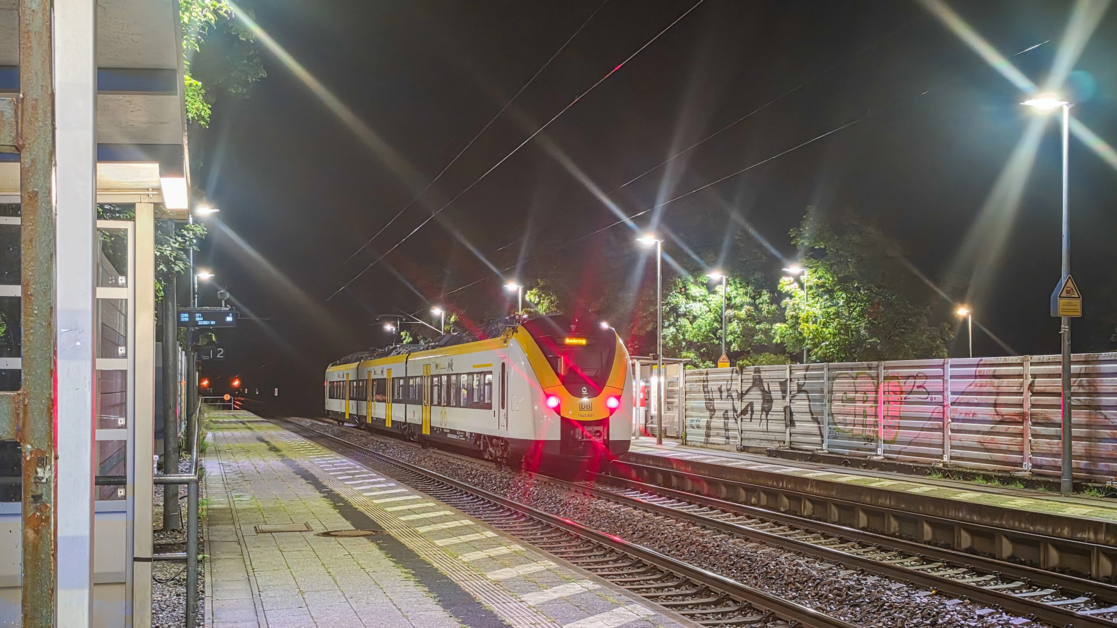 DB-Mitarbeiter stürzt bei 120 km/h aus dem Zug – Zustand kritisch