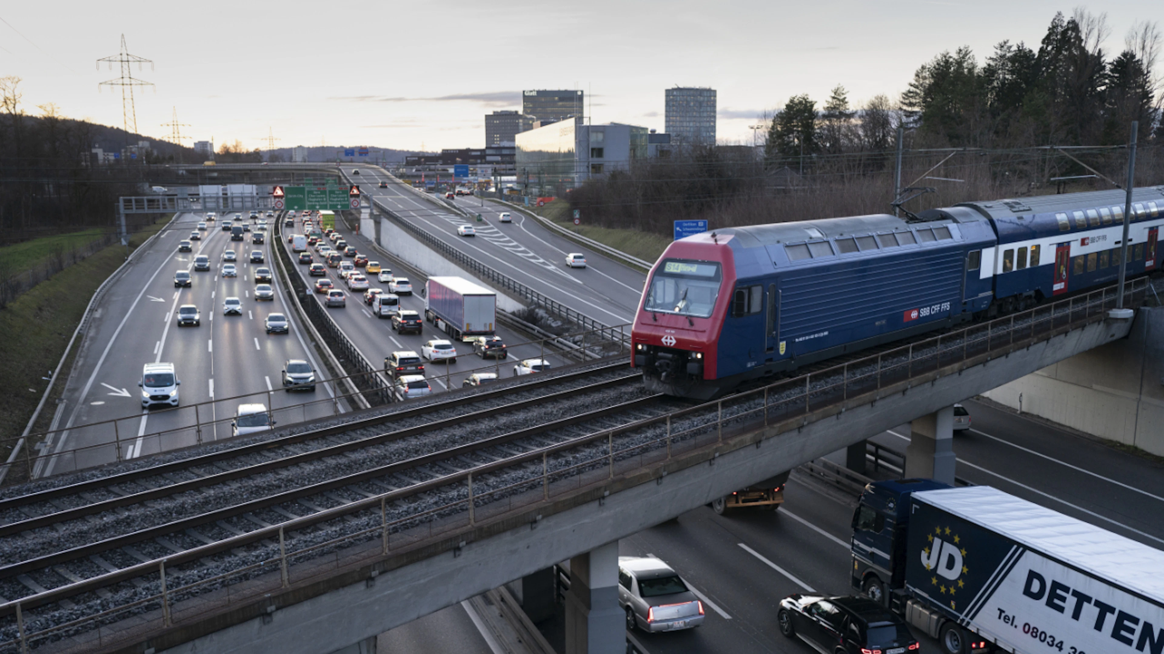 Gli svizzeri dicono di sì al potenziamento delle ferrovie, più cautela sulle strade