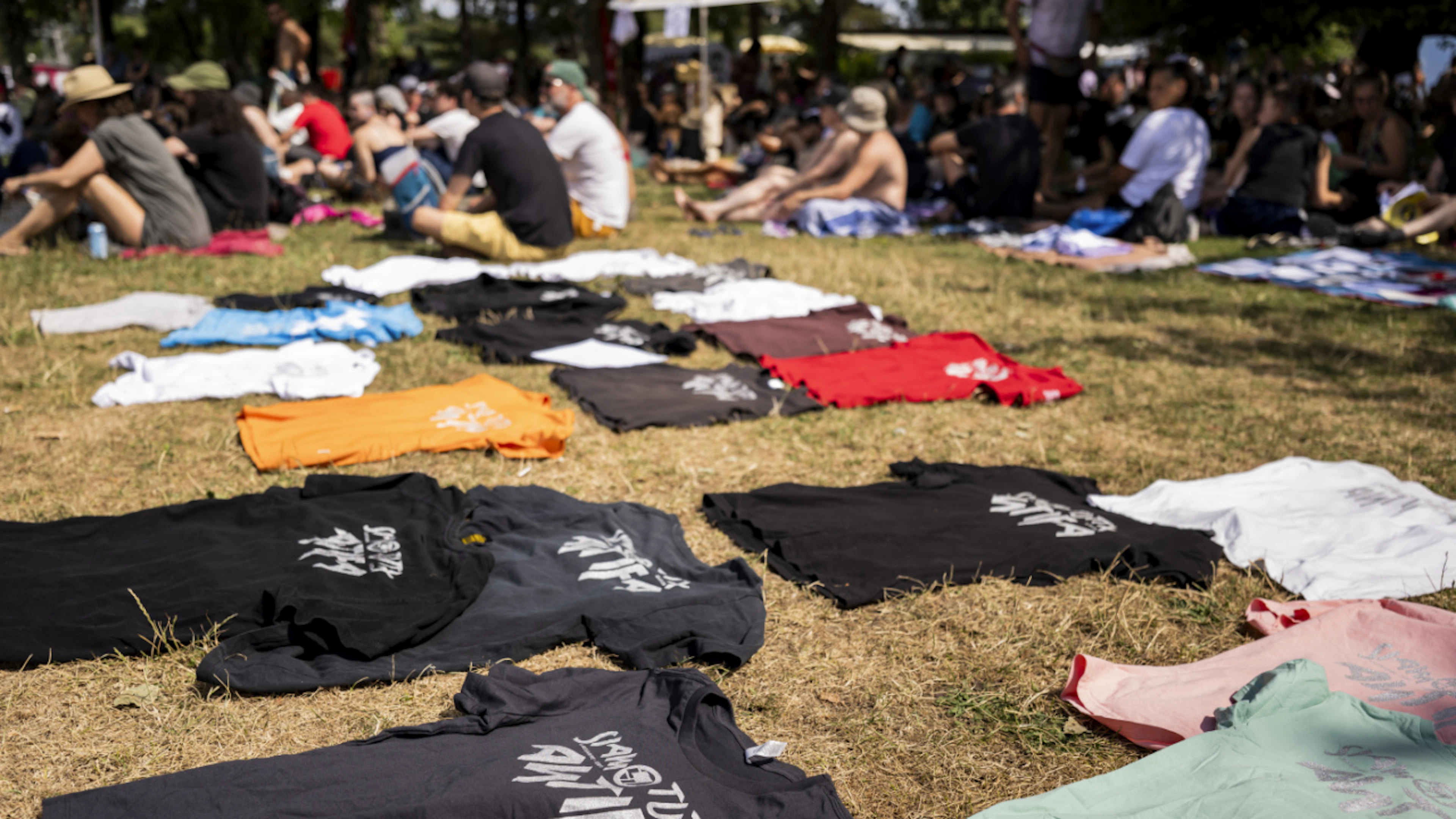 A Lausanne, plusieurs dizaines personnes ont participé samedi après-midi à un pique-nique antifasciste sur la plage devant le Théâtre de Vidy, deux semaines après l'agression d'un Suisse de 35 ans portant un t-shirt «Antifa».