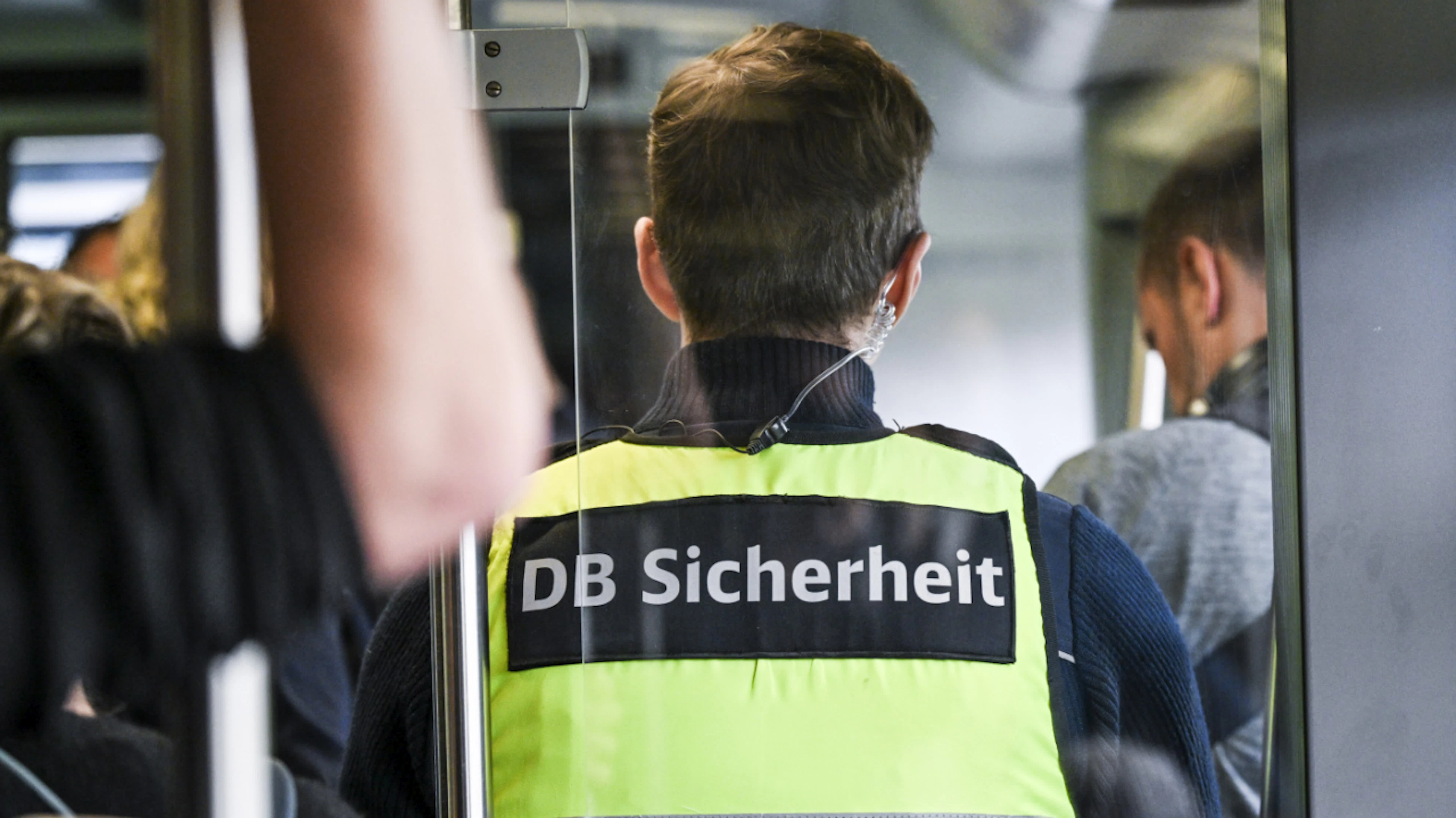 ARCHIV – Ein Mitarbeiter der DB-Sicherheit steht in einem Zug. Foto: Jens Kalaene/dpa