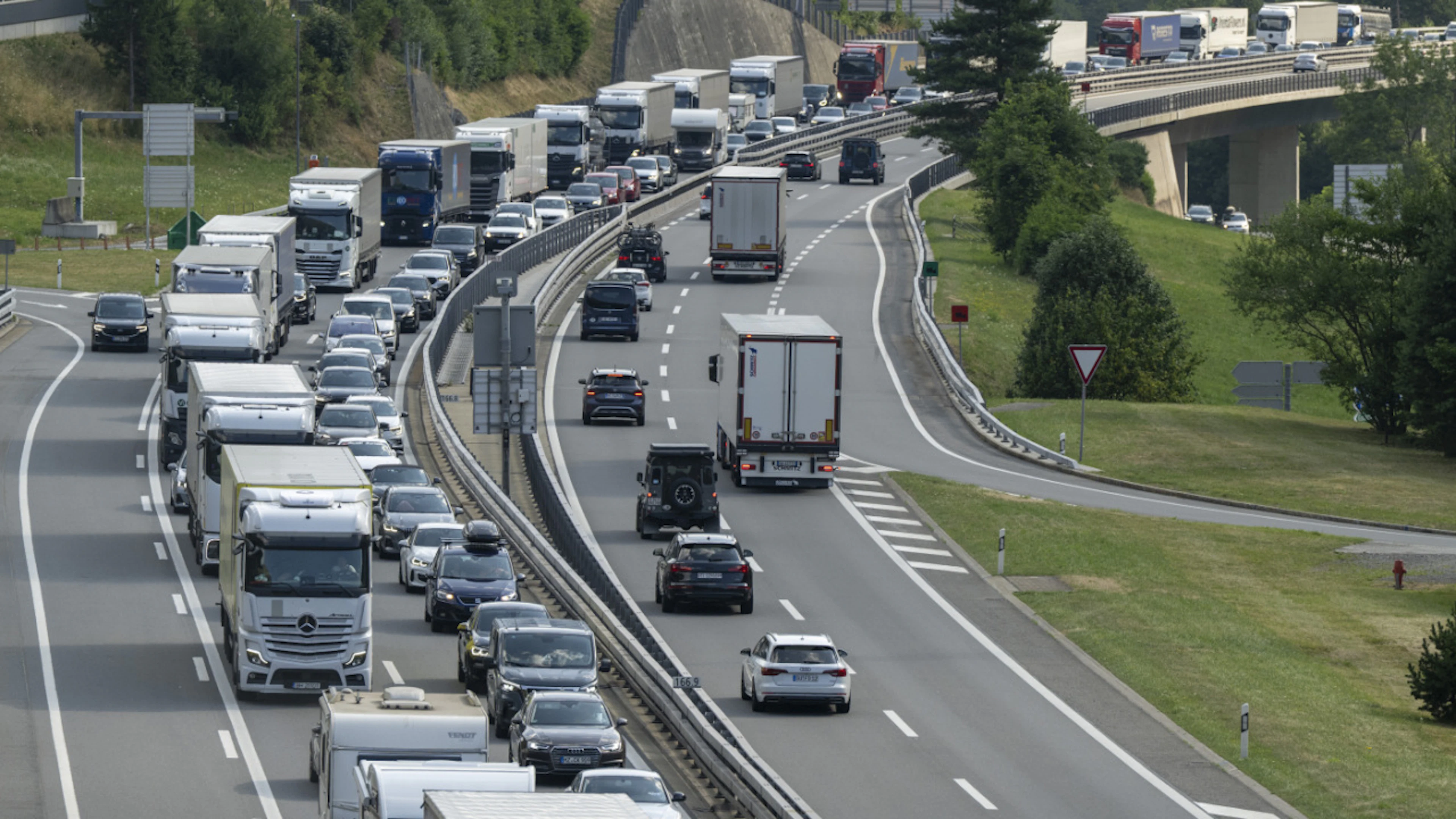 It’s a familiar sight during the holiday season in front of the northern portal of the Gotthard Tunnel: Traffic often backs up for several kilometers. (File photo)