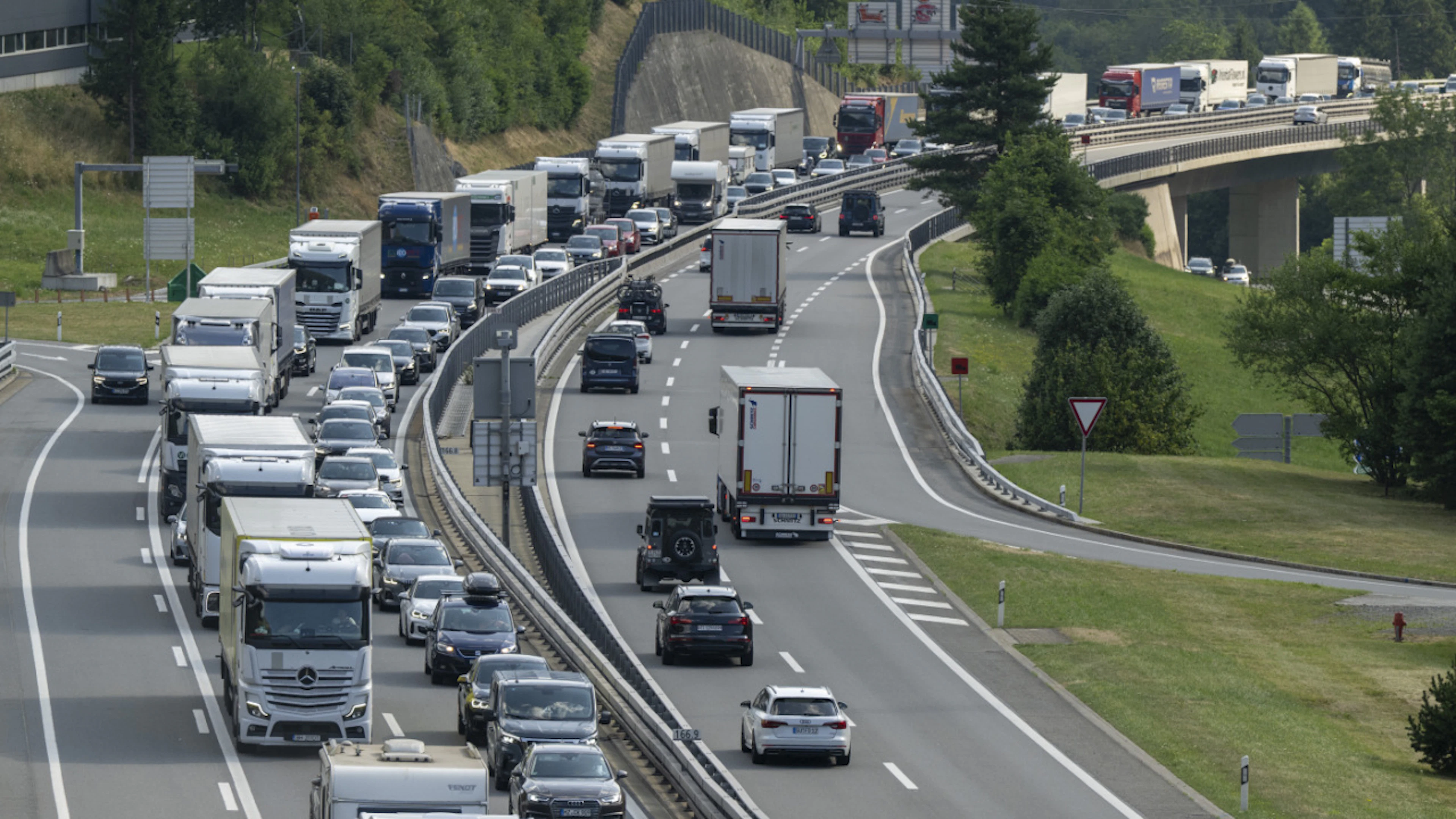 Trafic : 18 km de bouchon au portail nord du Gothard