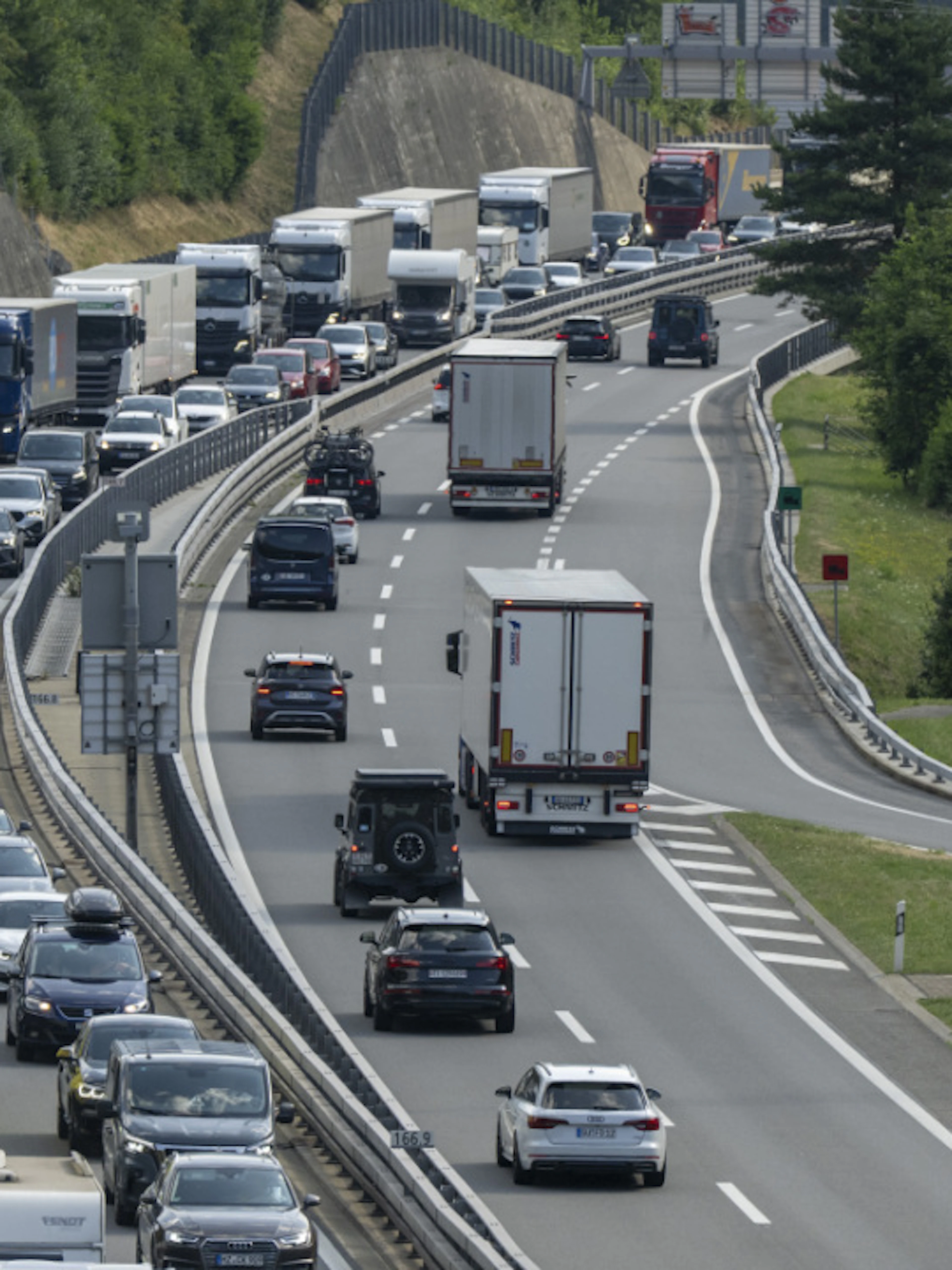 Trafic : 18 km de bouchon au portail nord du Gothard