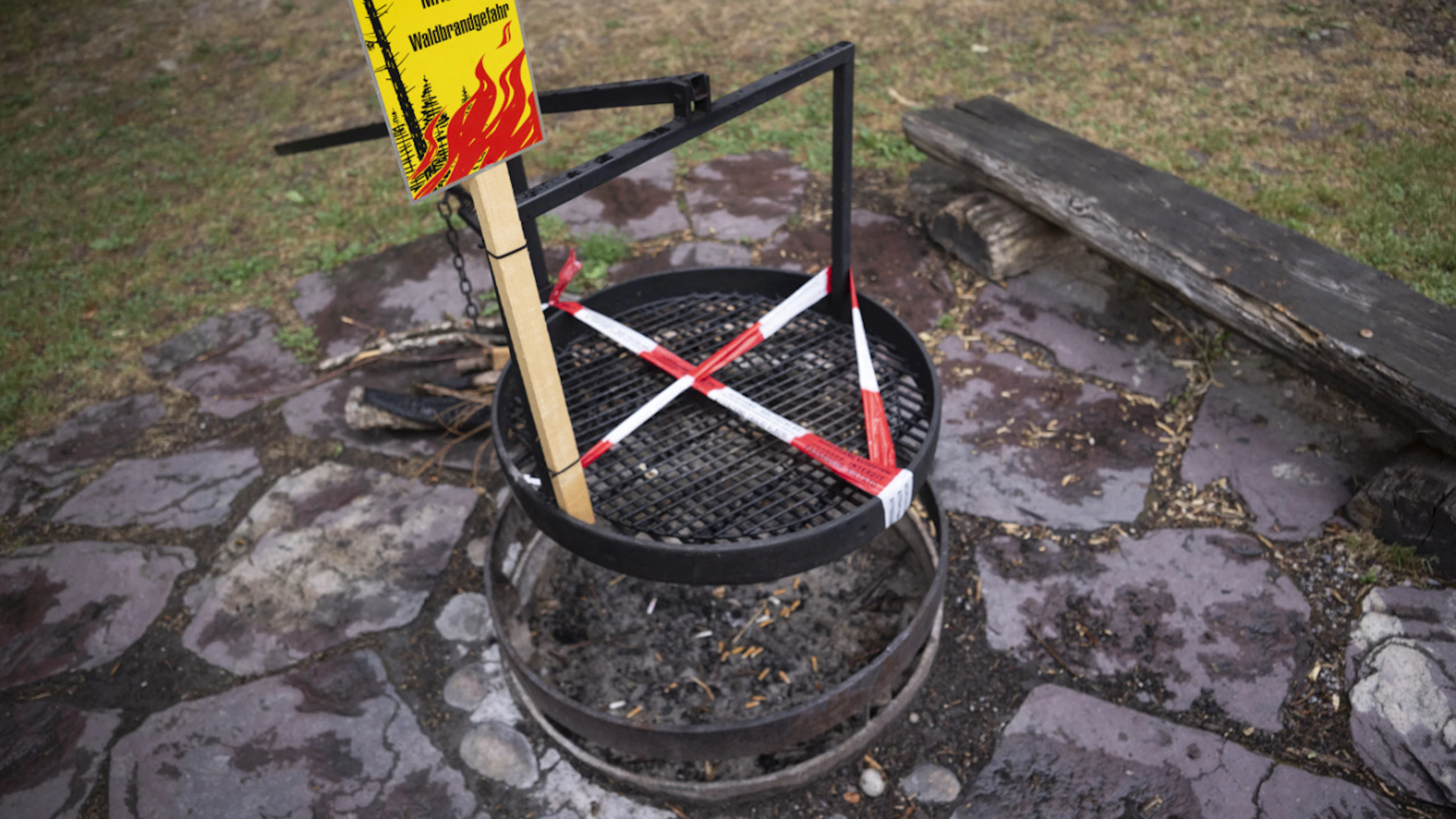 Les cantons suisses adoptent des mesures d'interdiction de feux plus ou moins strictes (archives).
