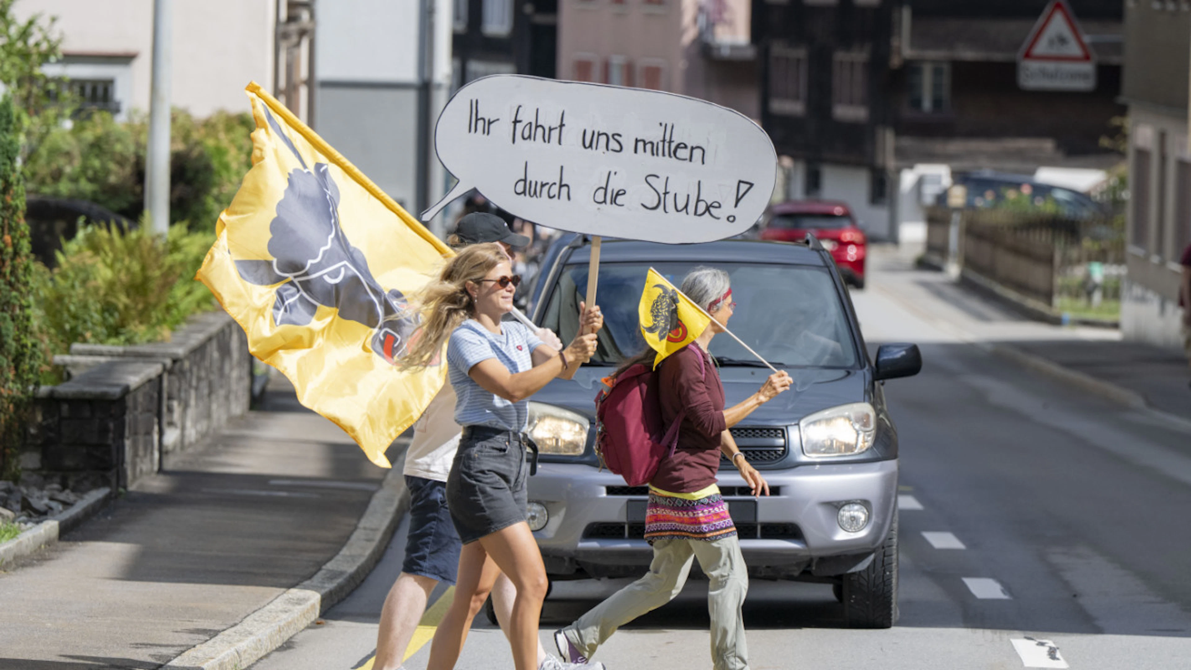 «On en a marre!» : une action contre le trafic de vacances et de transit à Amsteg