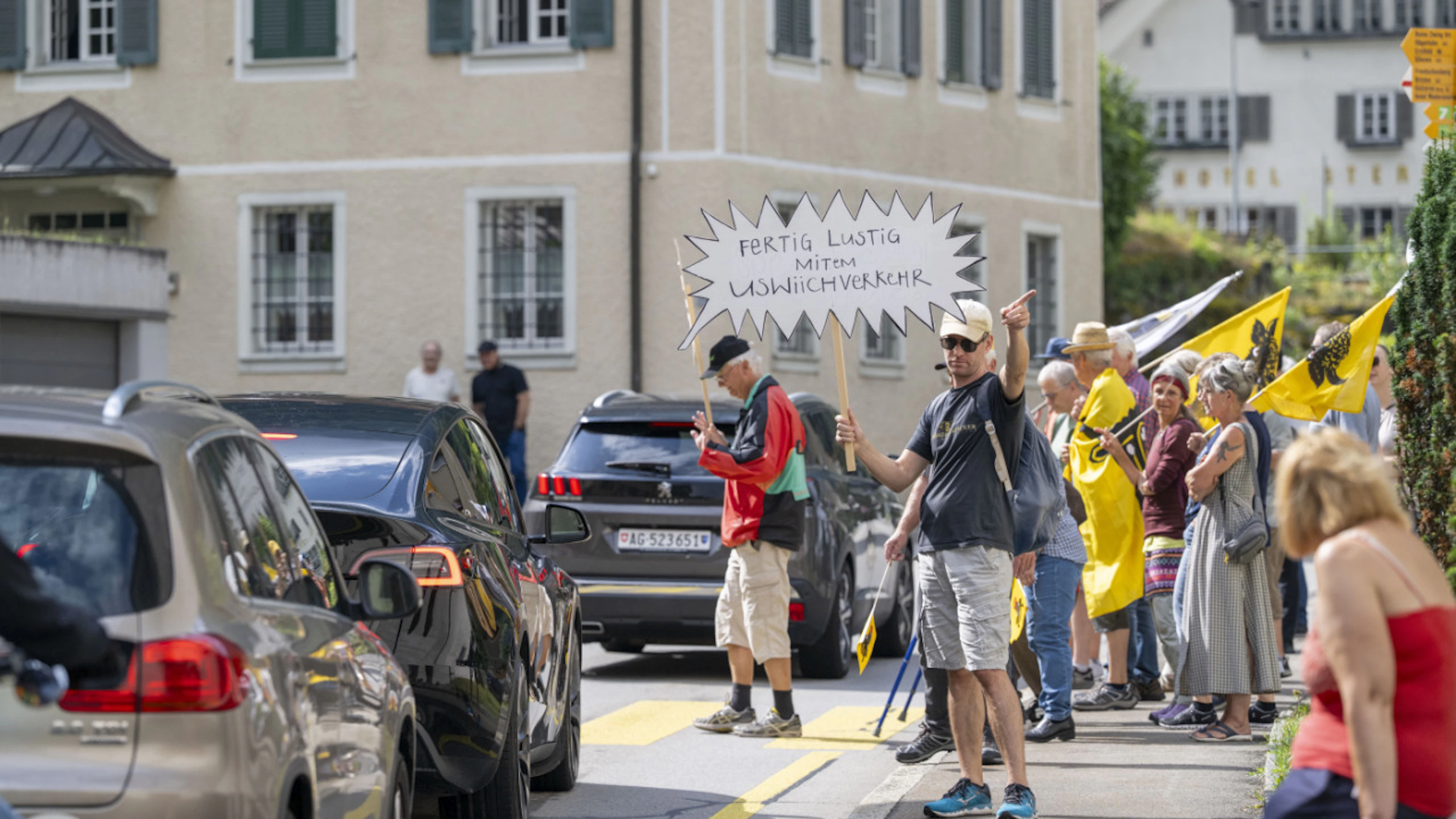 «Fertig lustig mitem Uswiichverkehr»: Die lokale Bevölkerung tat ihren Unmut gegenüber Ferienreisen auf den Strassen durch die Urner Dörfer kund.