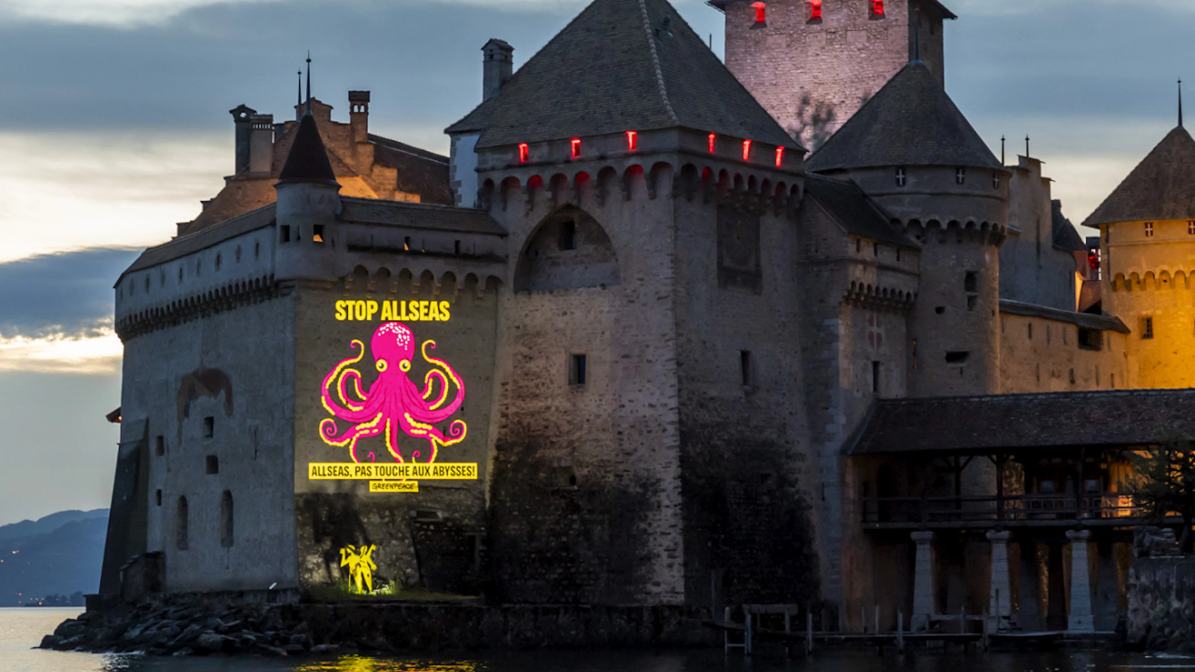 La proiezione del film di Greenpeace sul castello di Chillon, vicino a Montreux, lo scorso 15 luglio.