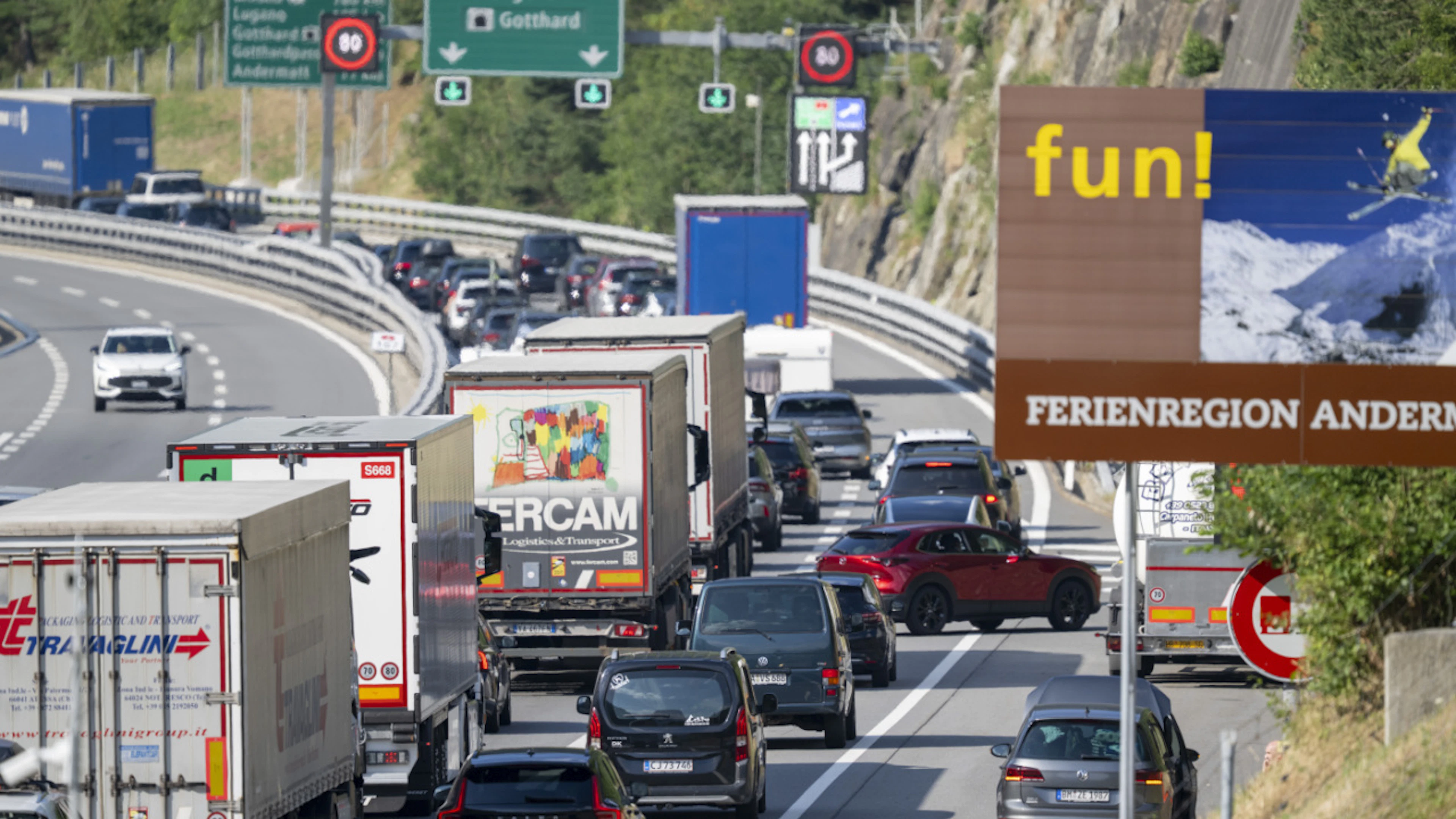 Anche oggi lunghe code di veicoli sull'asse autostradale del San Gottardo davanti al portale nord della galleria (foto d'archivio)