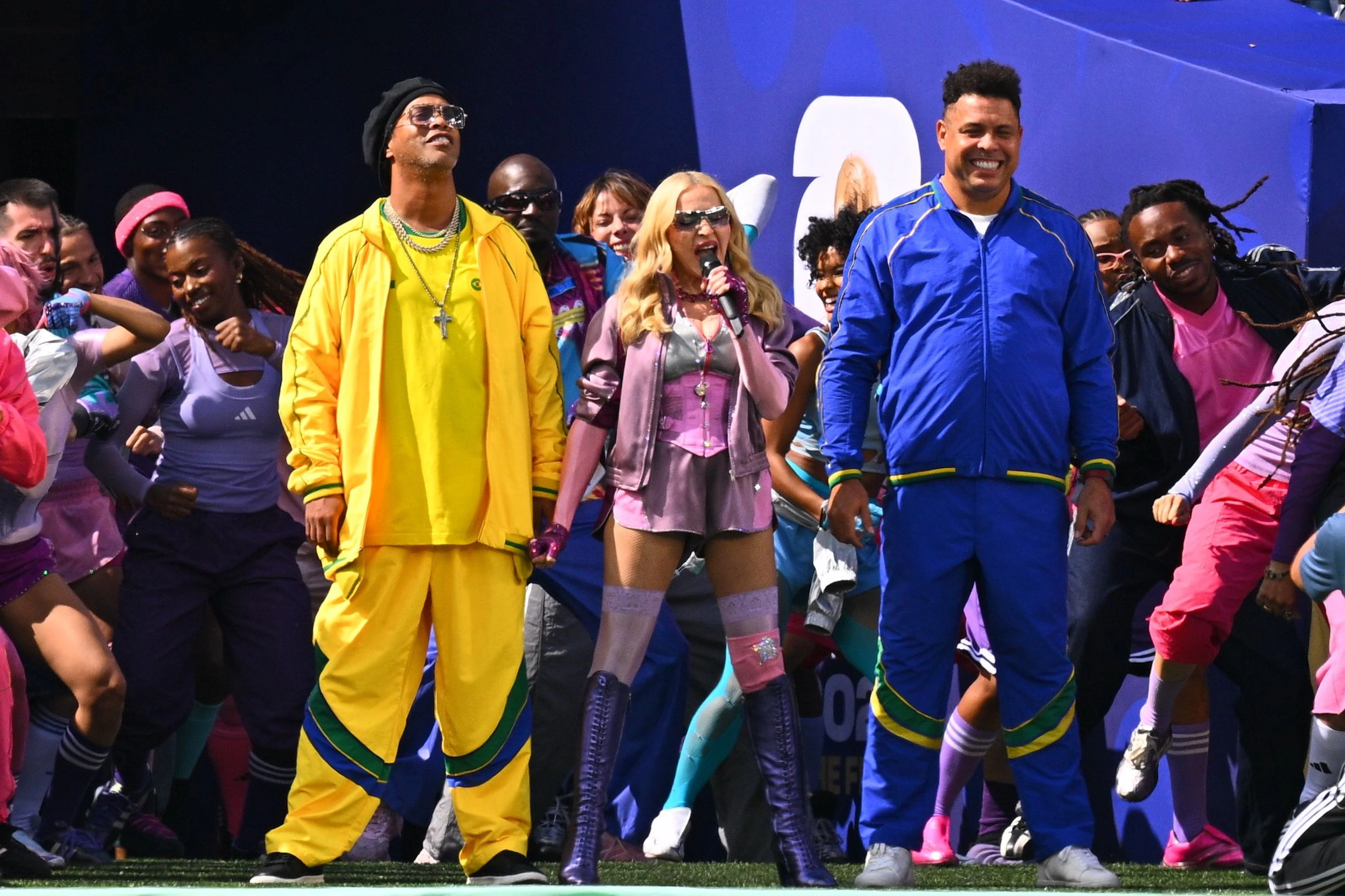 Un mix variegato: Madonna con le leggende del calcio brasiliano Ronaldinho (a sinistra) e Ronaldo.