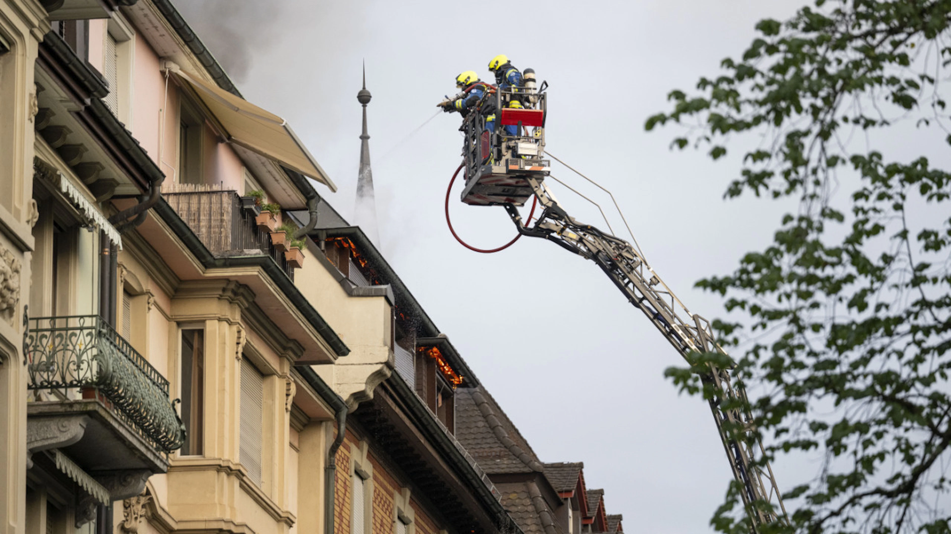 On Sunday evening, firefighters attempted to bring the fire at the Hotel Continental Park in Lucerne under control.
