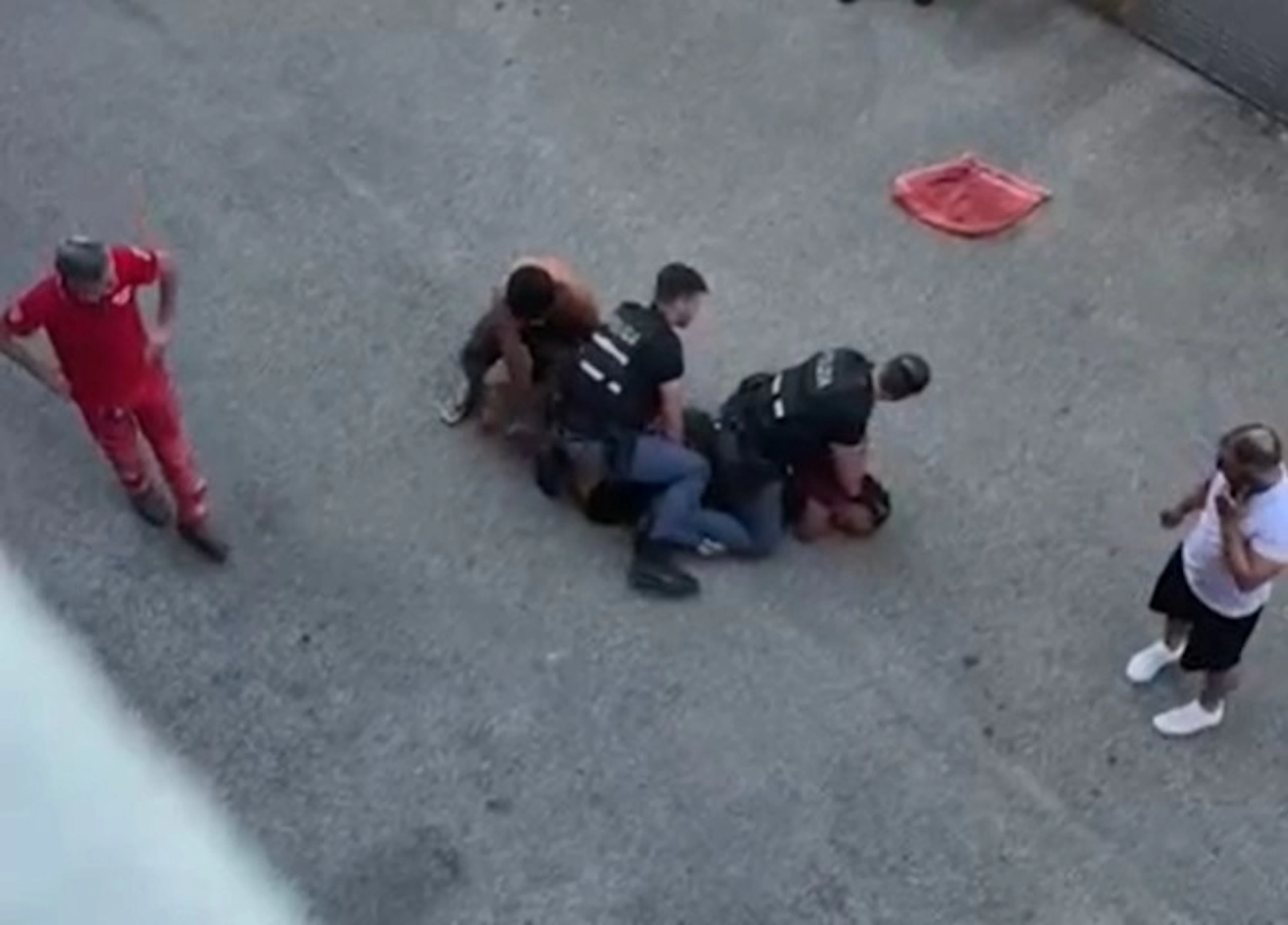 Ein Mann ist nach einem Polizeieinsatz in Bologna gestorben, nachdem sich zwei Beamte längere Zeit auf ihn gesetzt hatten.