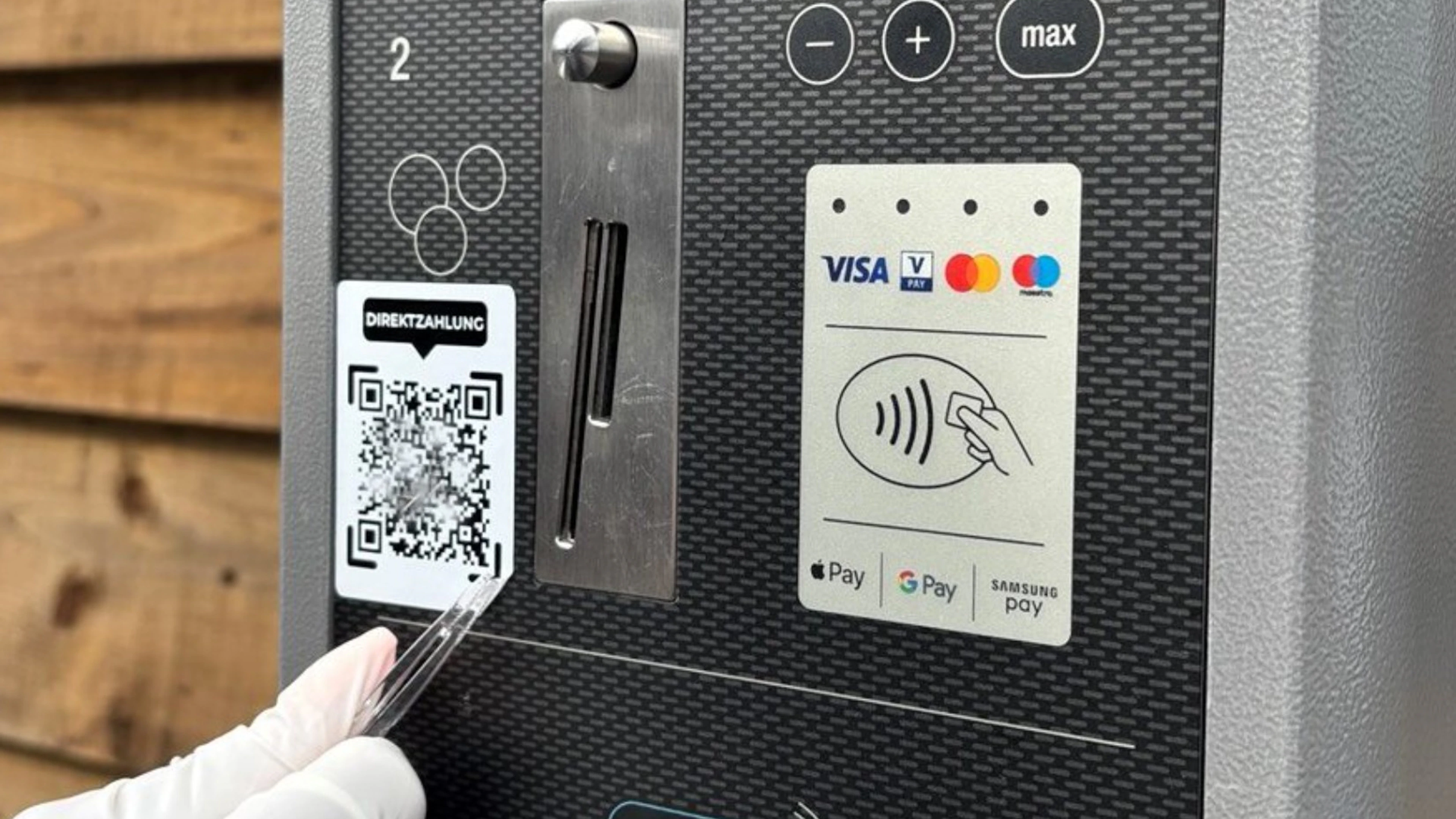 Zuger Polizei entfernt gefälschte QR-Codes von Parkuhren