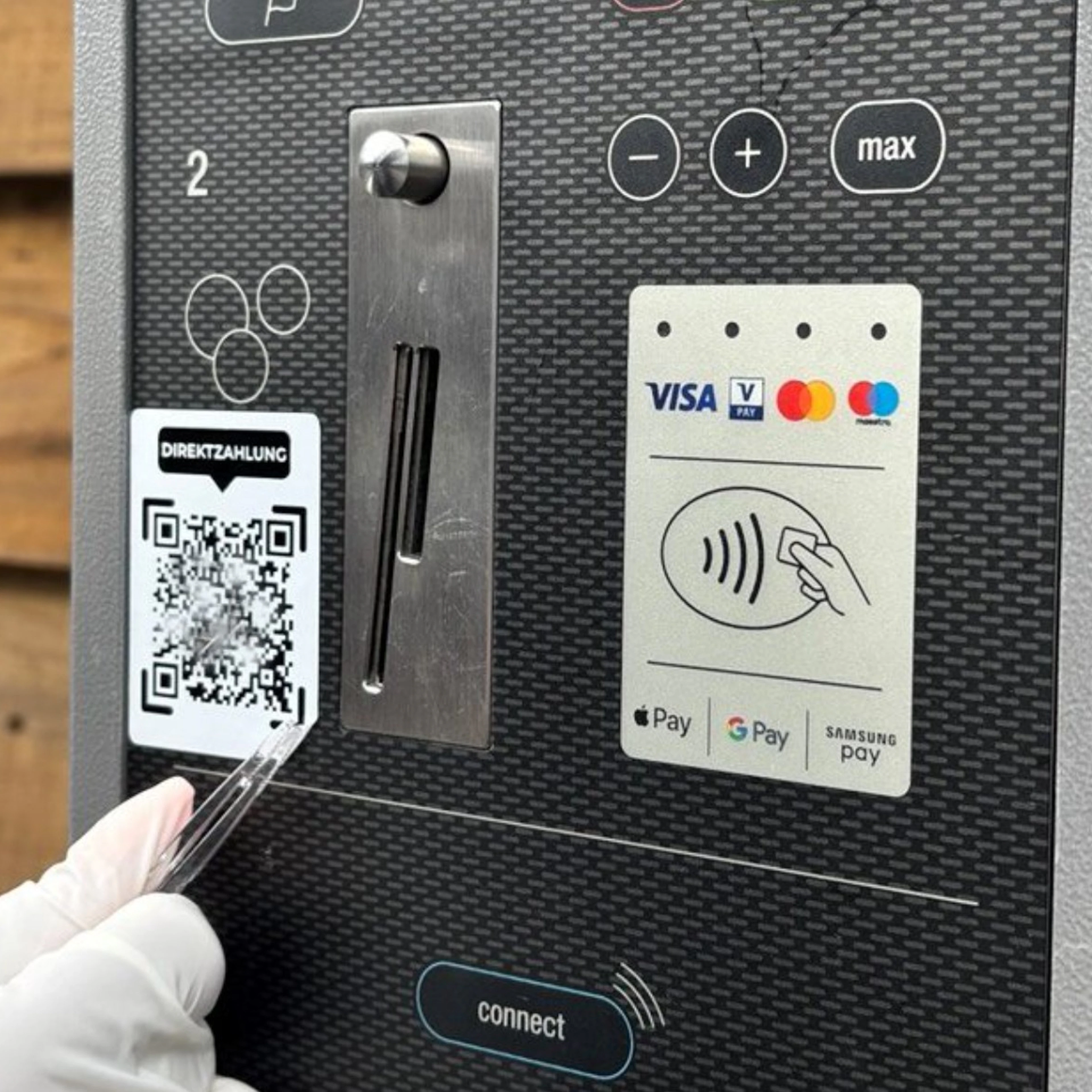 Zuger Polizei entfernt gefälschte QR-Codes von Parkuhren