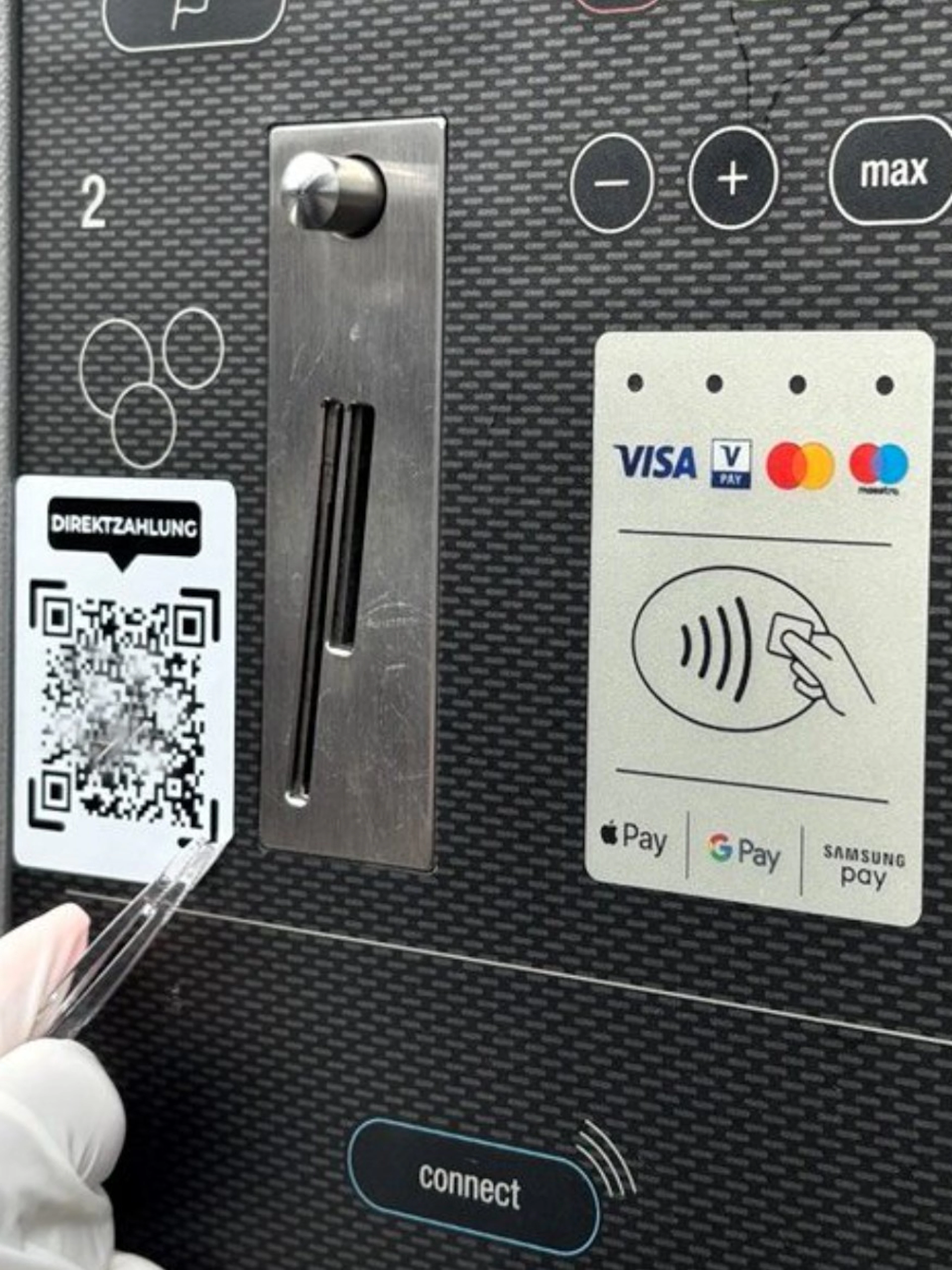 Zuger Polizei entfernt gefälschte QR-Codes von Parkuhren