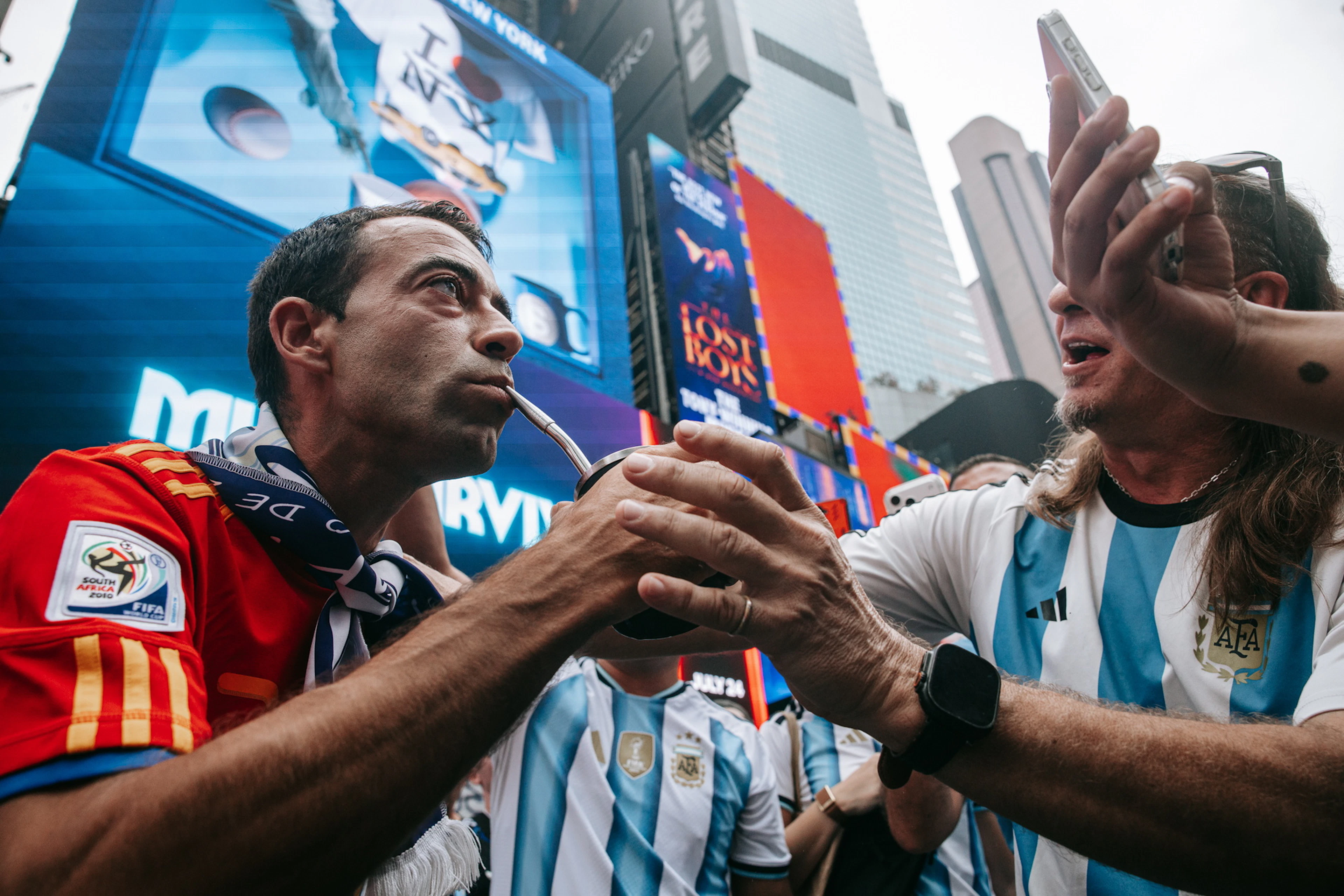 I tifosi argentini e spagnoli sono pronti alla finale. E per spezzare l'attesa...fanno amicizia a Times Square.