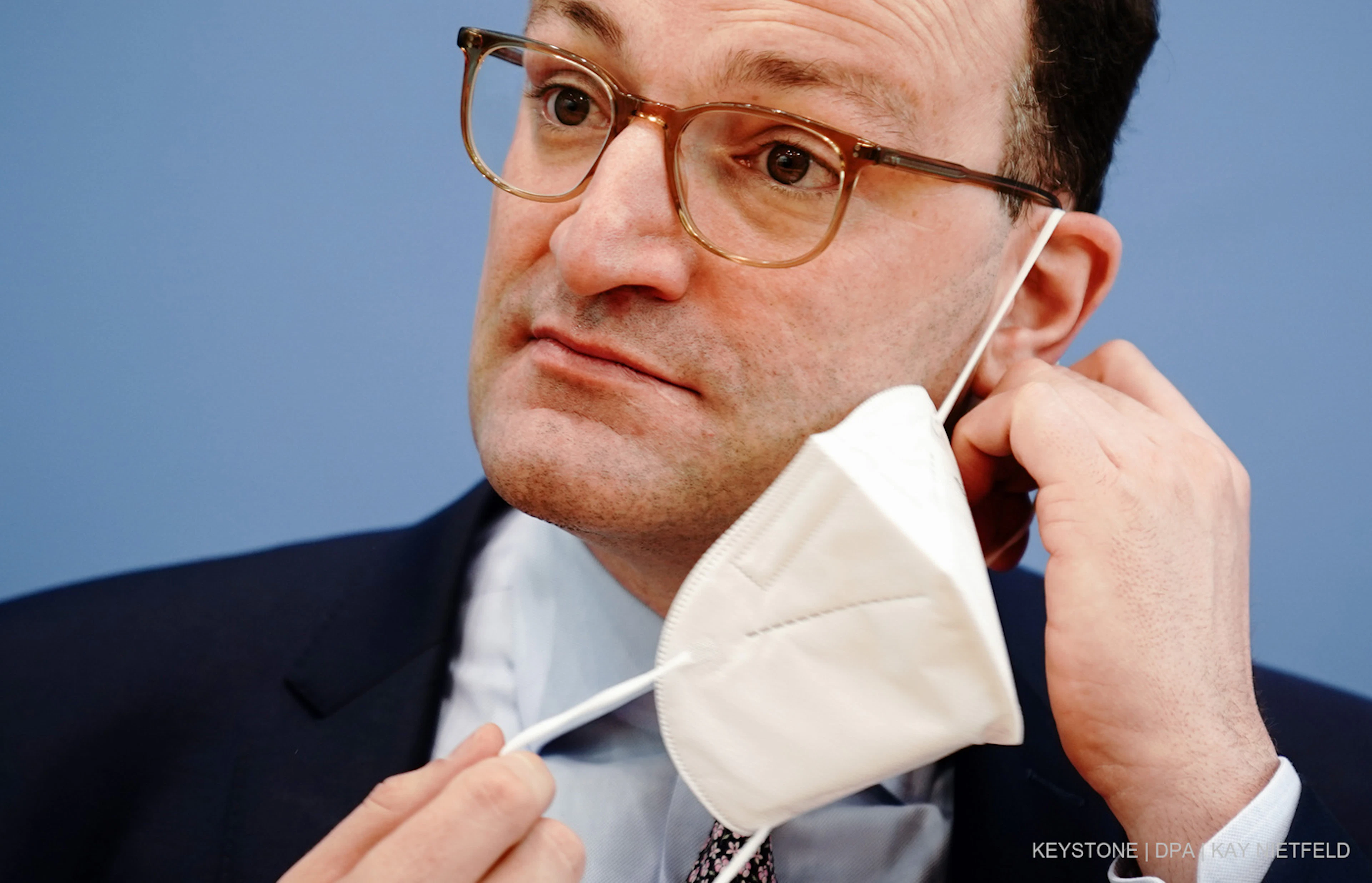 Jens Spahn steht wegen umfangreicher Maskenbeschaffungen zu Beginn der COVID-19-Pandemie in der Kritik: Sein Ministerium kaufte teils ohne reguläre Ausschreibungen grosse Mengen zu hohen Preisen ein, wodurch Milliardenkosten und zahlreiche Gerichtsverfahren mit nicht berücksichtigten Lieferanten entstanden.