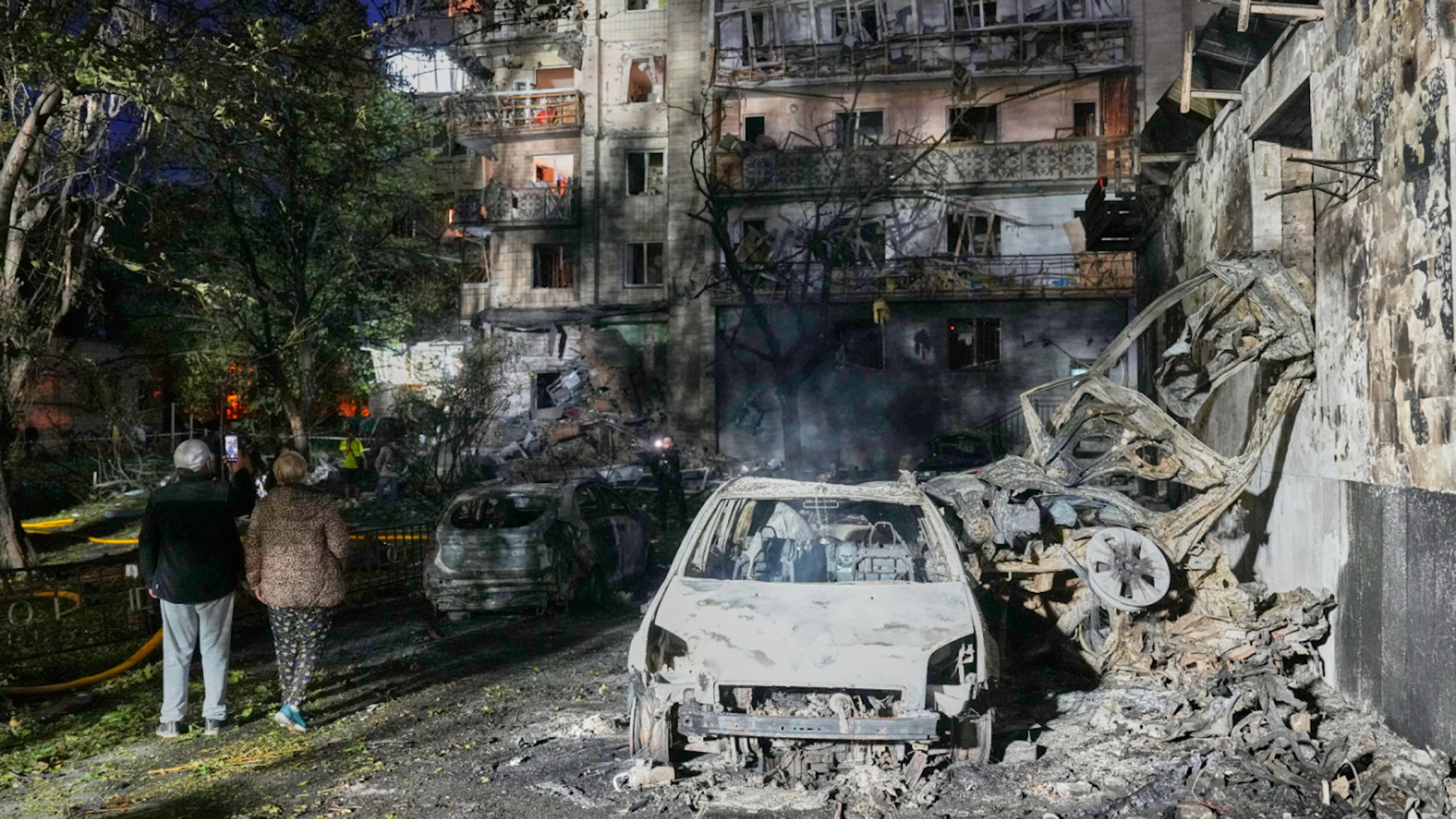 dpatopbilder – Residents walk through the rubble in Kyiv, Ukraine, following a Russian missile attack. Photo: Efrem Lukatsky/AP/dpa