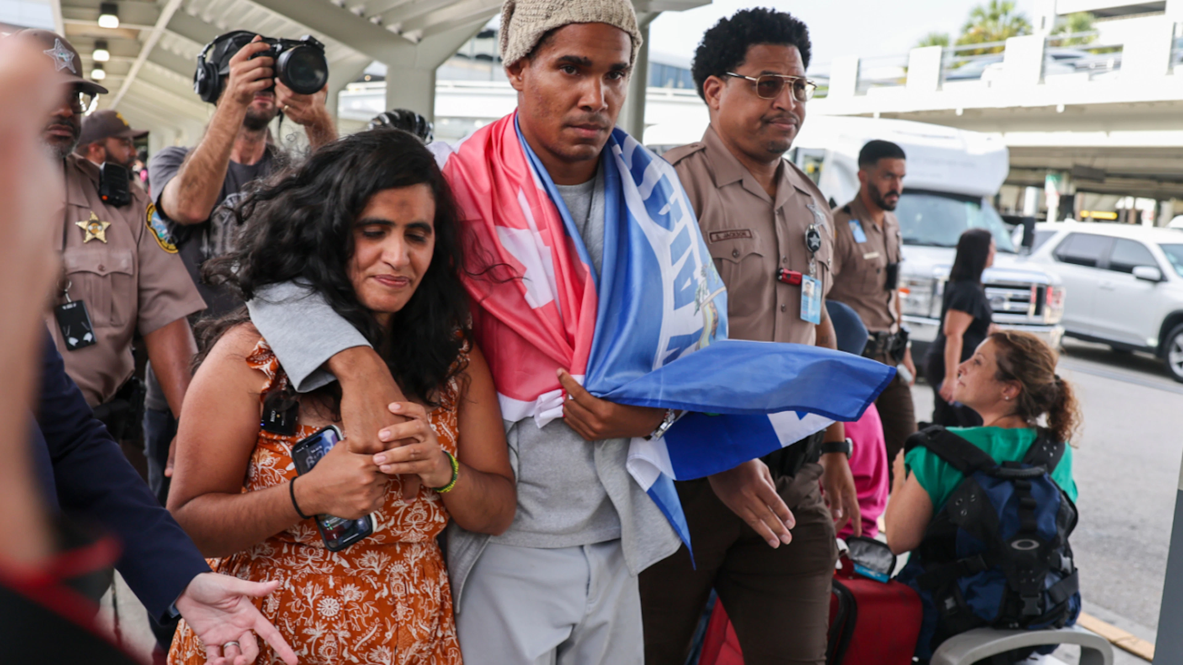 Der kubanische Dissident und Künstler Luis Manuel Otero Alcántara trifft am Miami International Airport ein, nachdem er in Kuba eine fünfjährige Haftstrafe verbüsst hat. Foto: David Santiago/AP/dpa