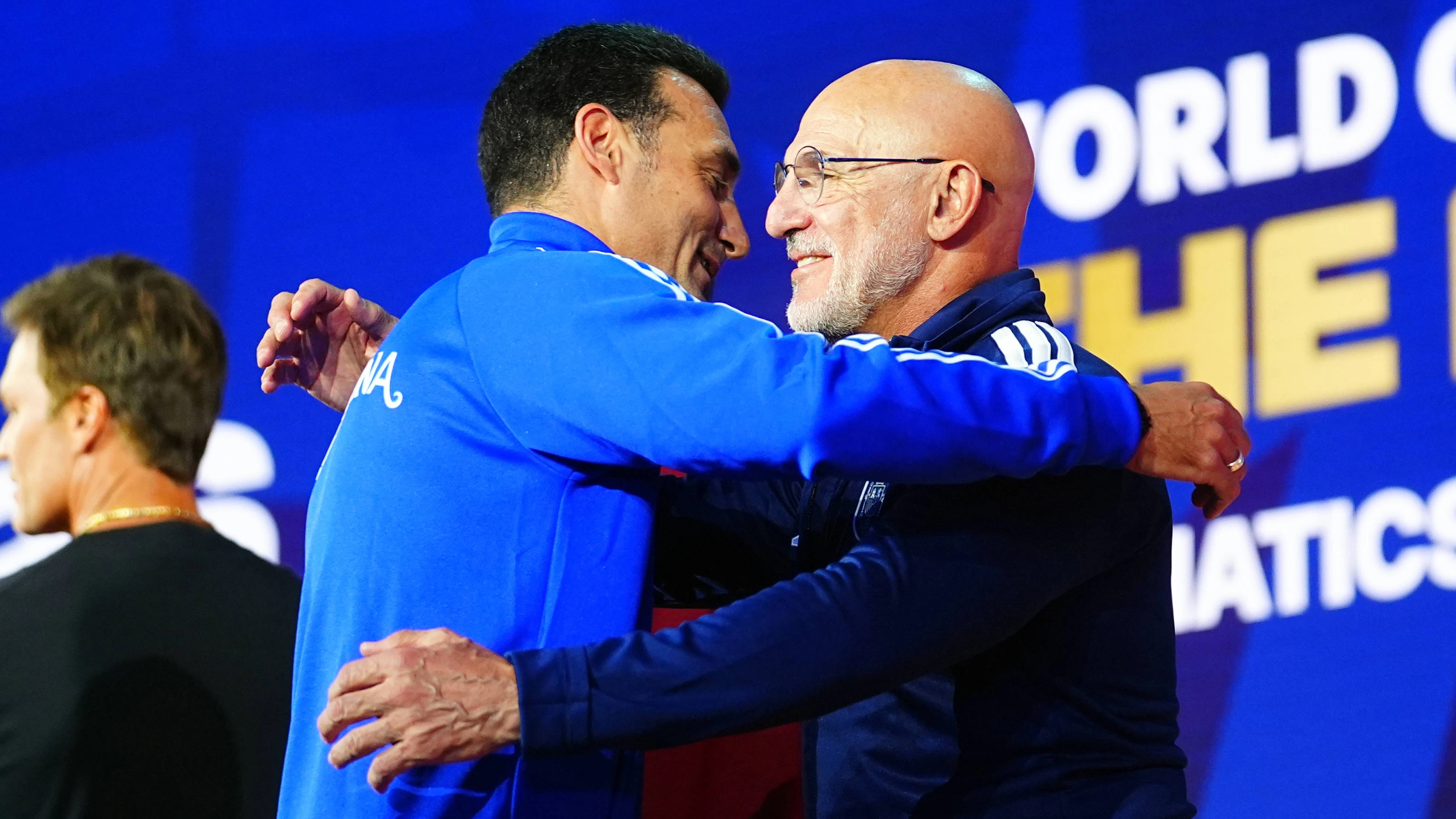 A warm hug between Lionel Scaloni and Luis De La Fuente.