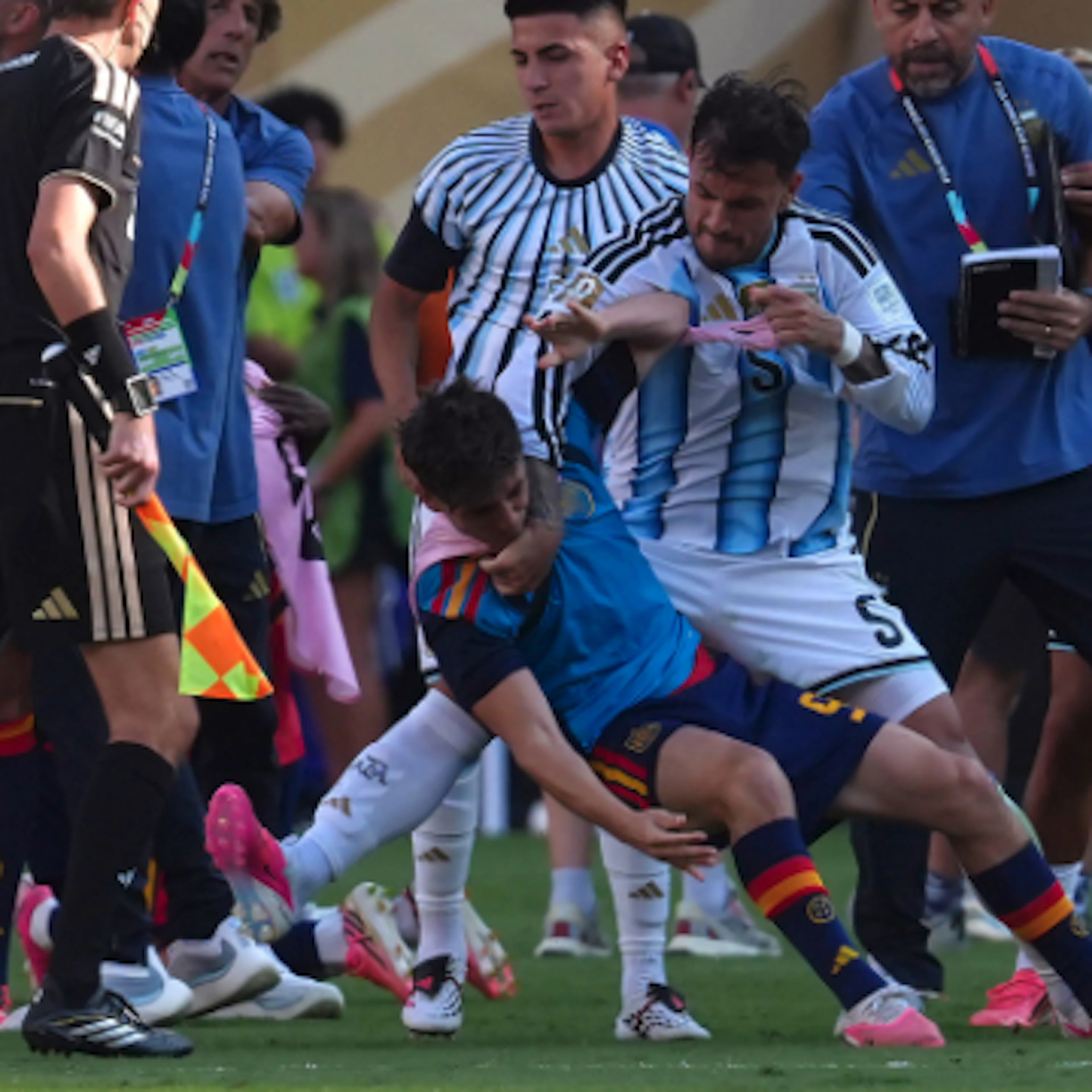 Paredes perde completamente le staffe dopo il fischio finale e scatena una rissa