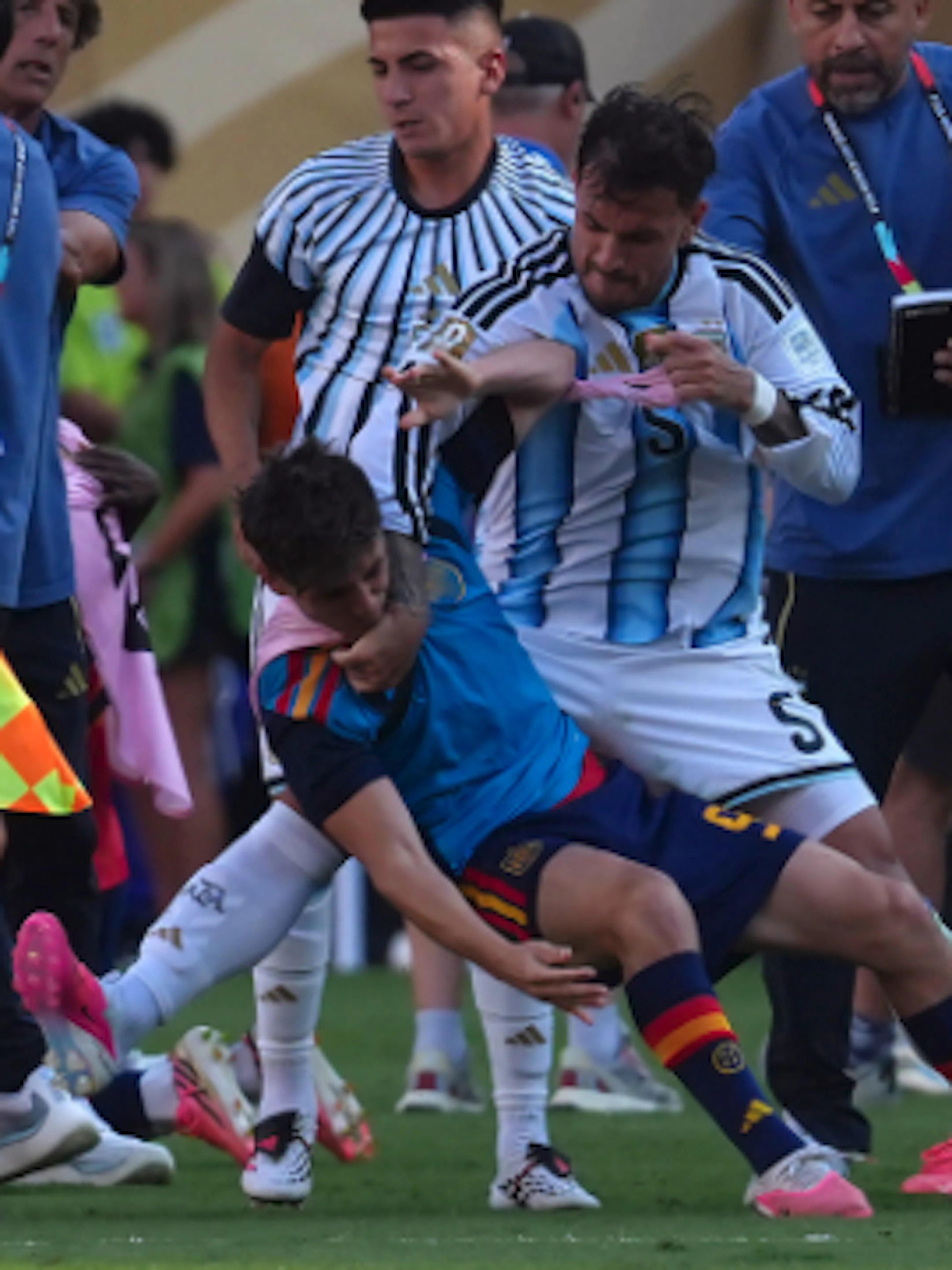 Paredes perde completamente le staffe dopo il fischio finale e scatena una rissa