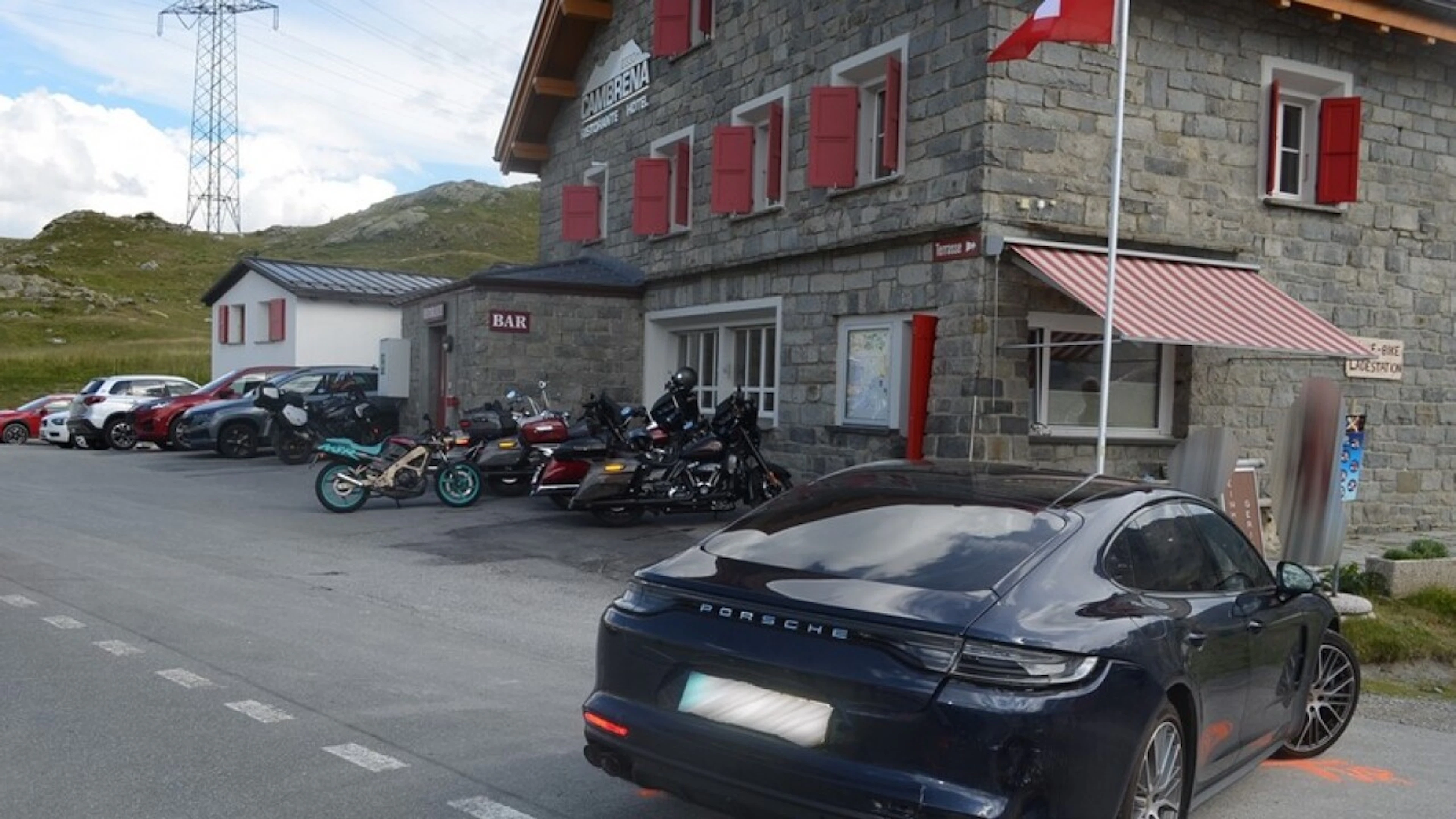 Una moto si scontra con un'auto sul Bernina, feriti il centauro e la passeggera