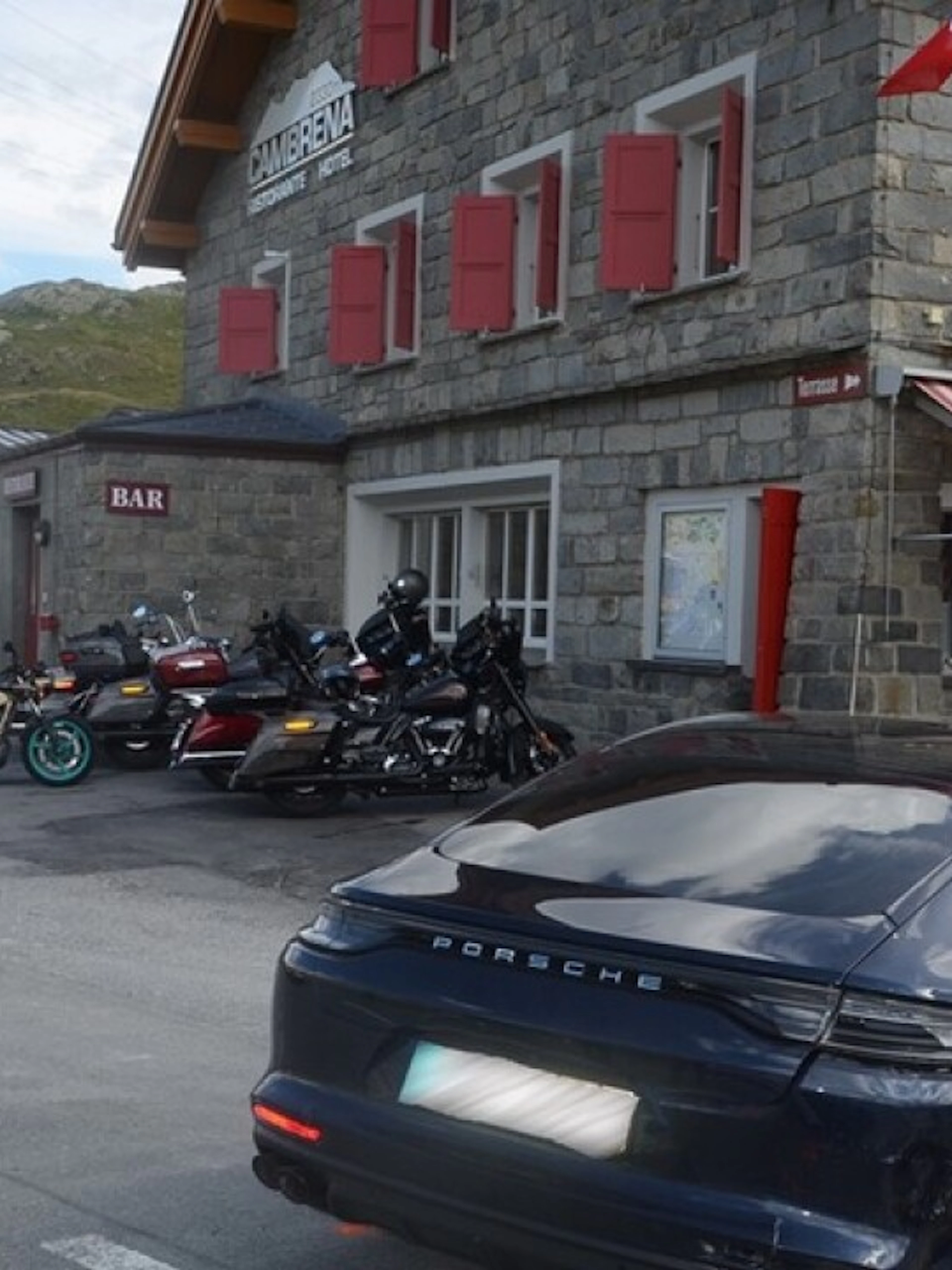 Una moto si scontra con un'auto sul Bernina, feriti il centauro e la passeggera