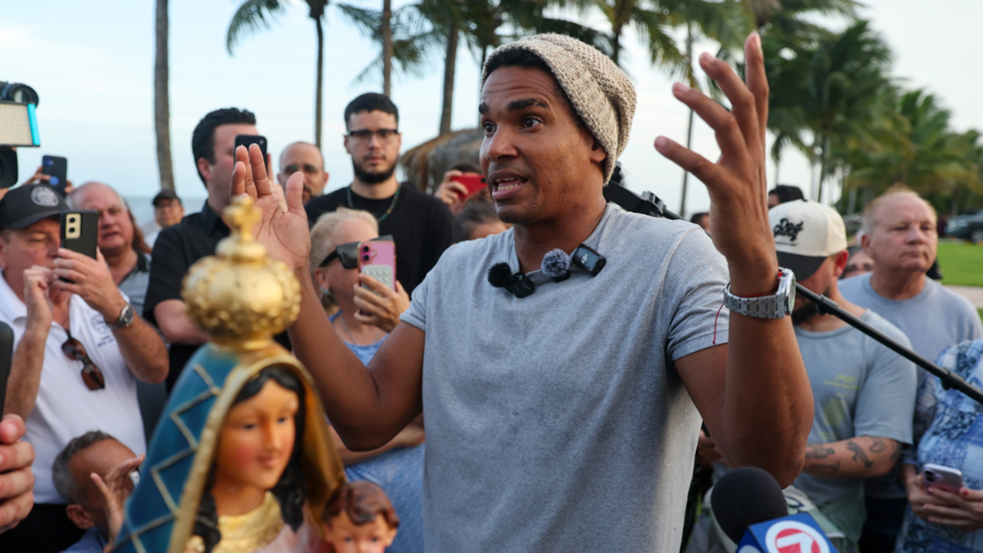 Accueilli par des proches et des défenseurs des droits humains à son arrivée à Miami, l'artiste dissident cubain Luis Manuel Otero Alcantara entame son exil aux Etats-Unis après cinq ans de prison à Cuba.
