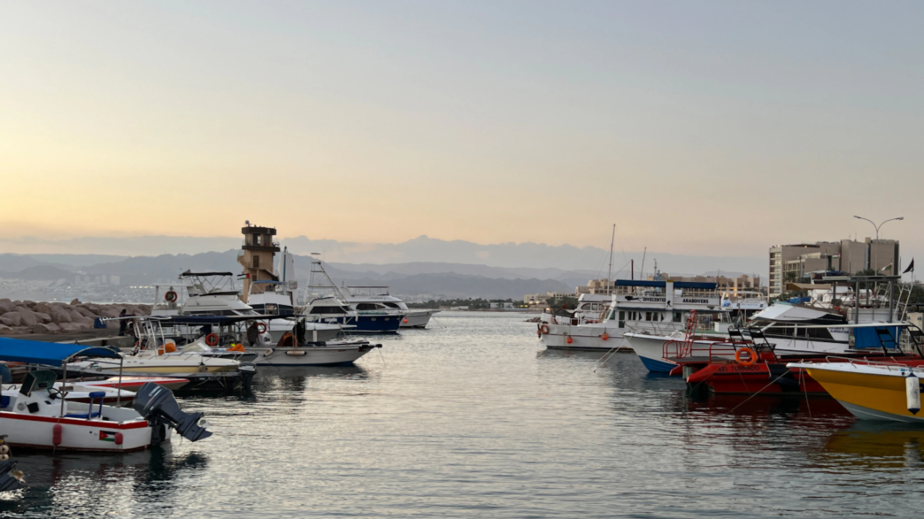 Al porto di Aqaba partono escursioni in barca (foto d'archivio)