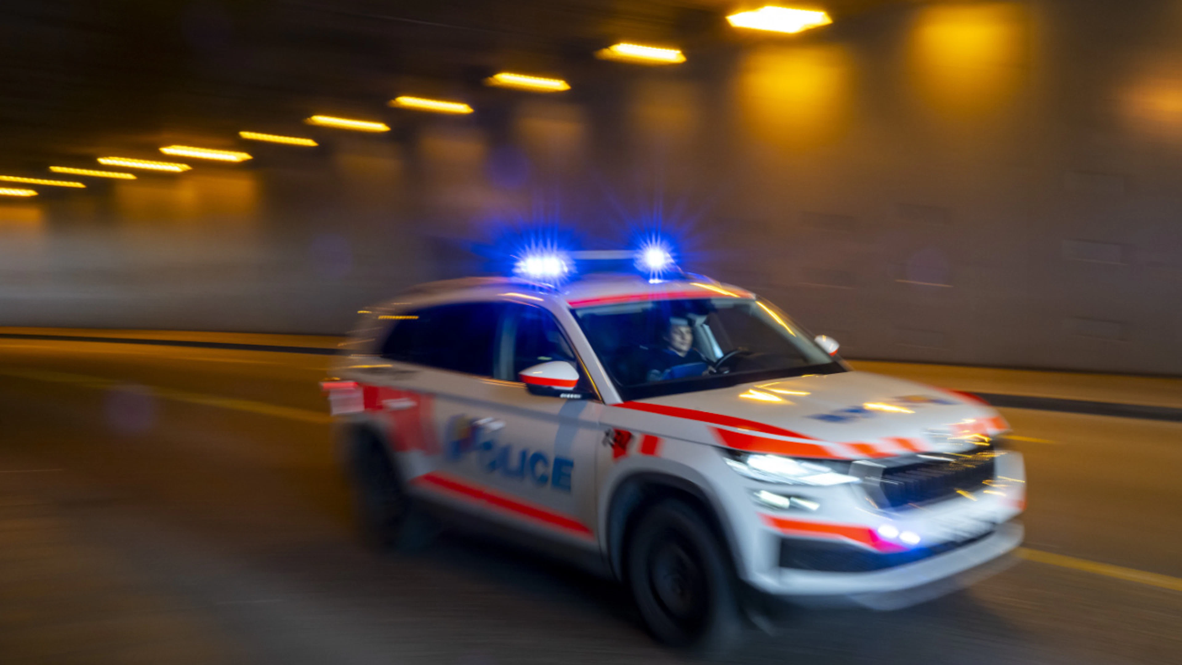 Un motociclista investito a tutta velocità da un'auto è morto all'Ospedale universitario di Ginevra (foto simbolica).