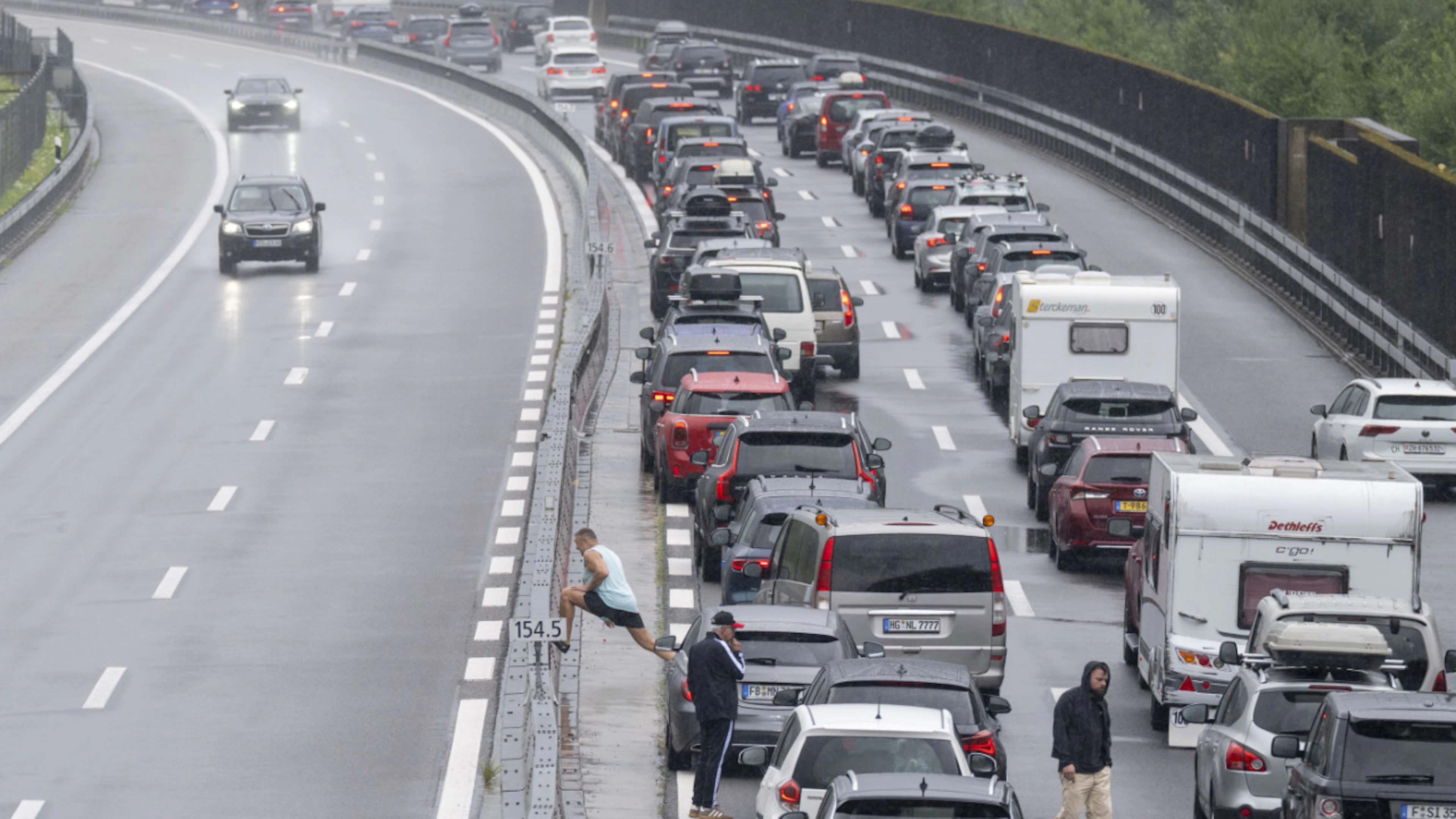 Der Stau am Gotthard-Nordportal strapazierte auch am Sonntag wieder die Geduld der Autofahrer. (Archivbild)