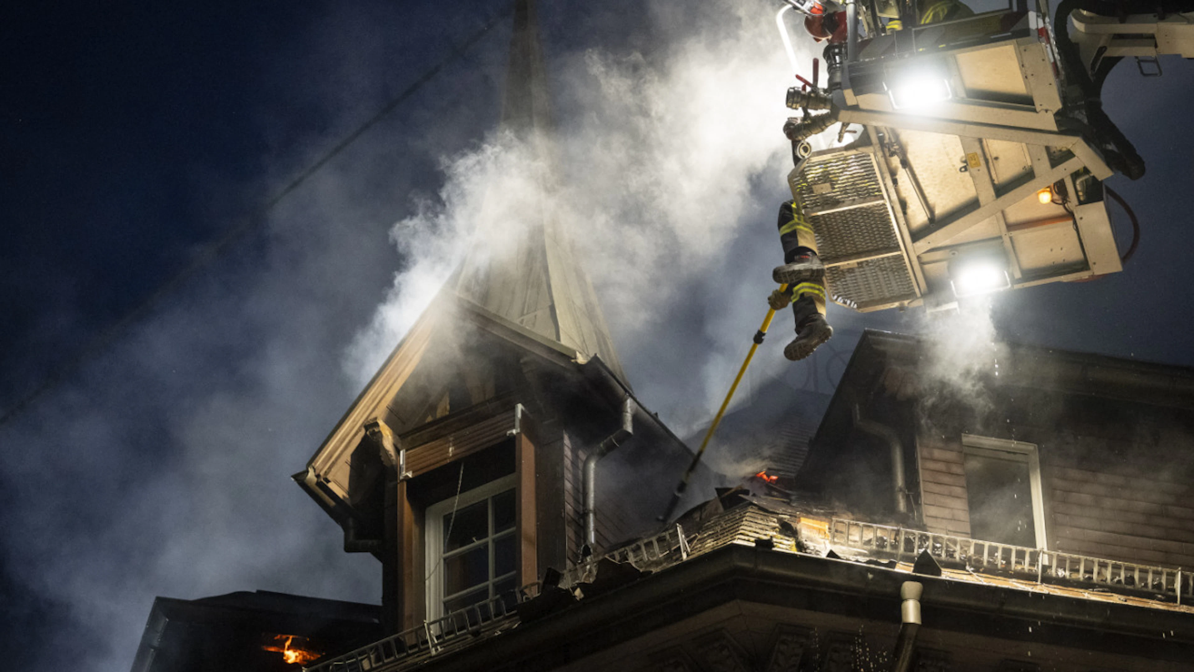 Das Feuer im Luzerner Hotel Continental Park war am Sonntagabend zwar unter Kontrolle, aber noch nicht gelöscht.