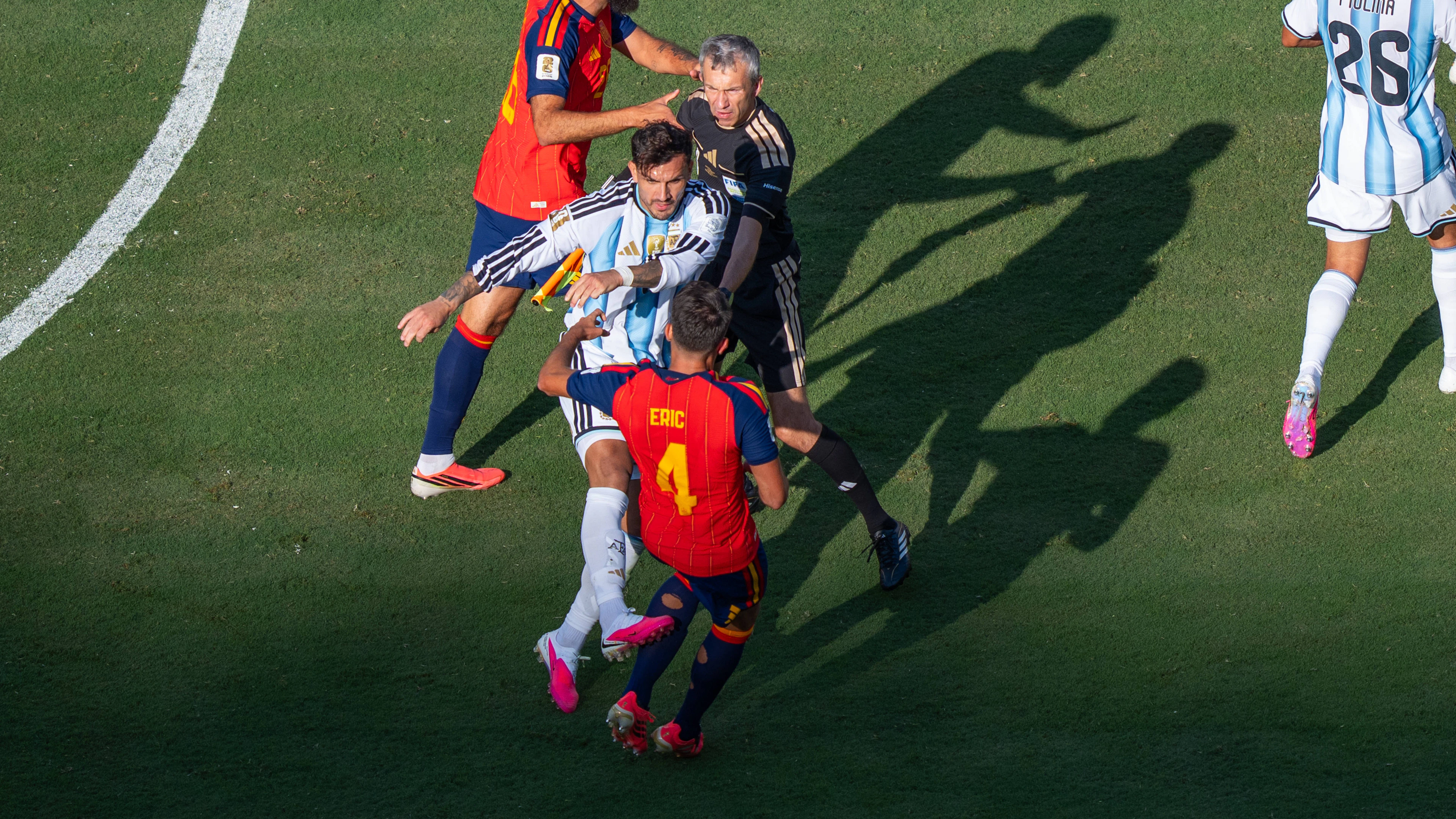 Il «cattivo»&nbsp;argentino Leandro Paredes calcia lo spagnolo Eric Garcia.