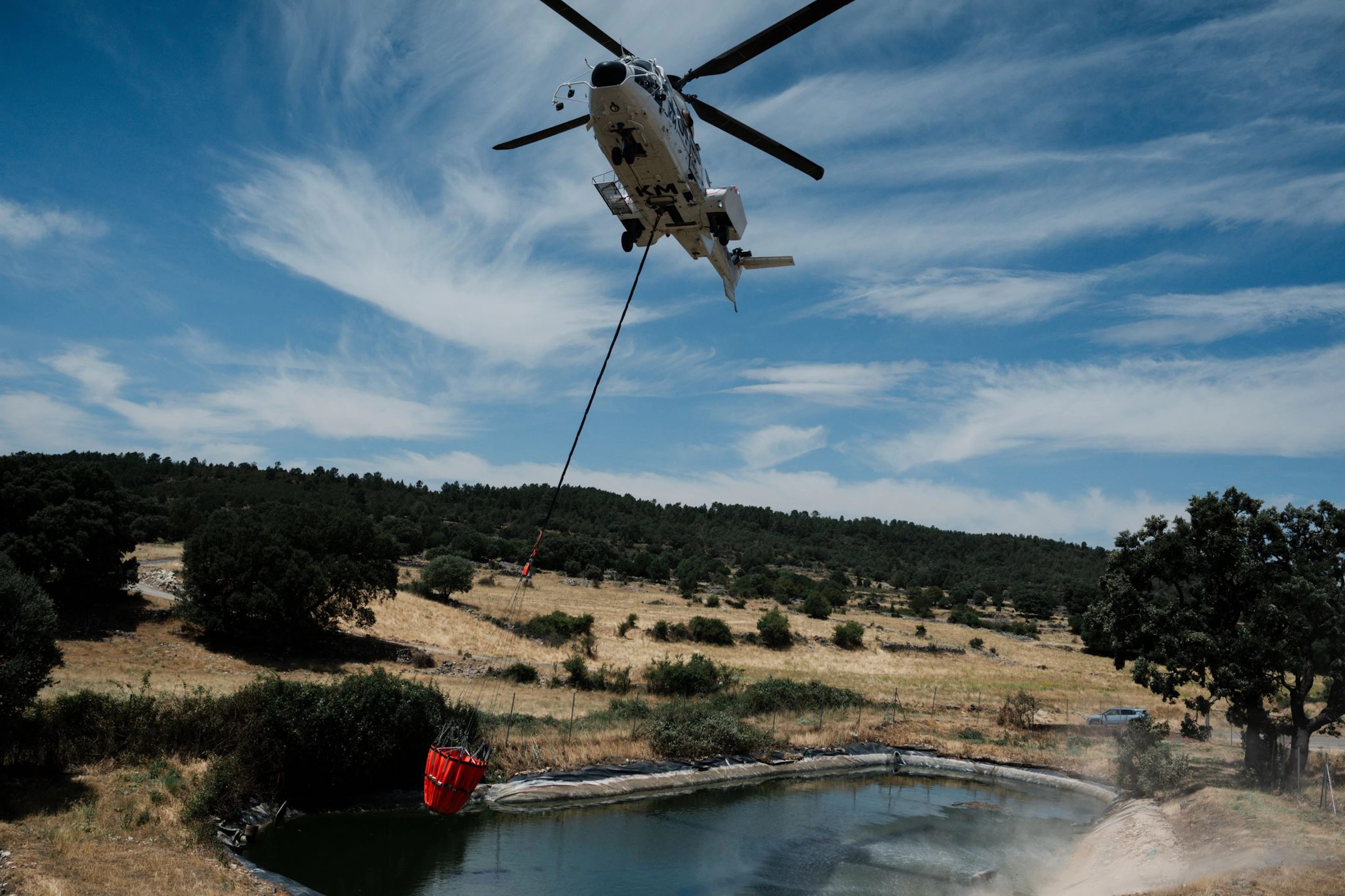 Ein Hubschrauber unterstützt die Löscharbeiten.