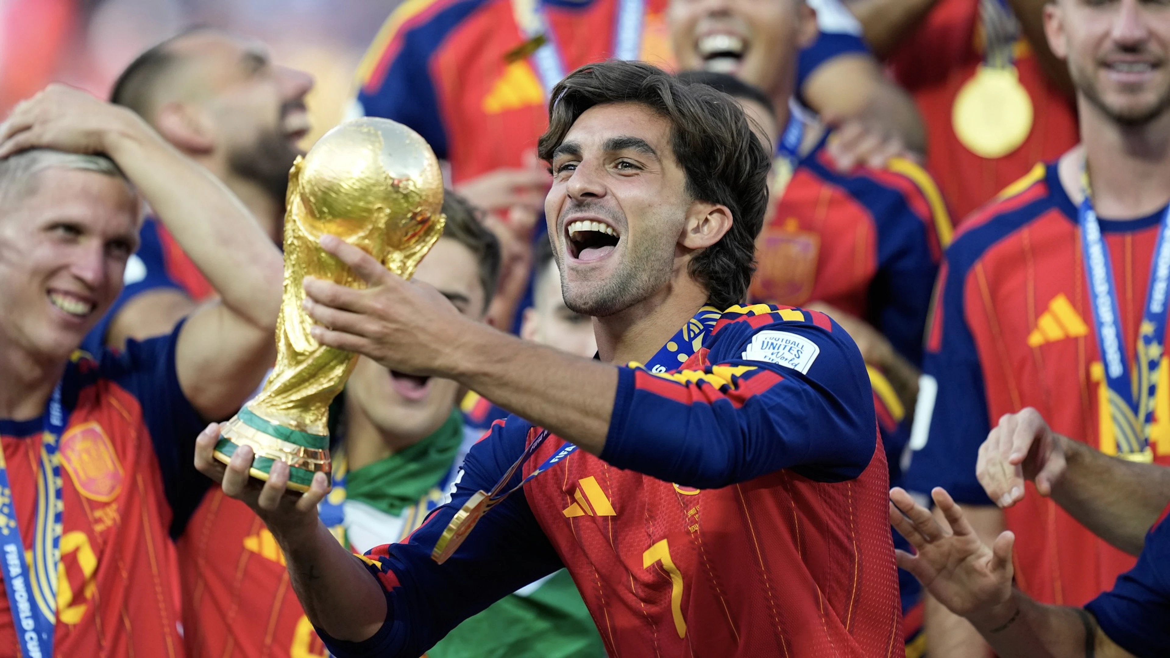 «Football 1, Criminels 0» : «les rois» espagnols encensés, les Argentins démolis