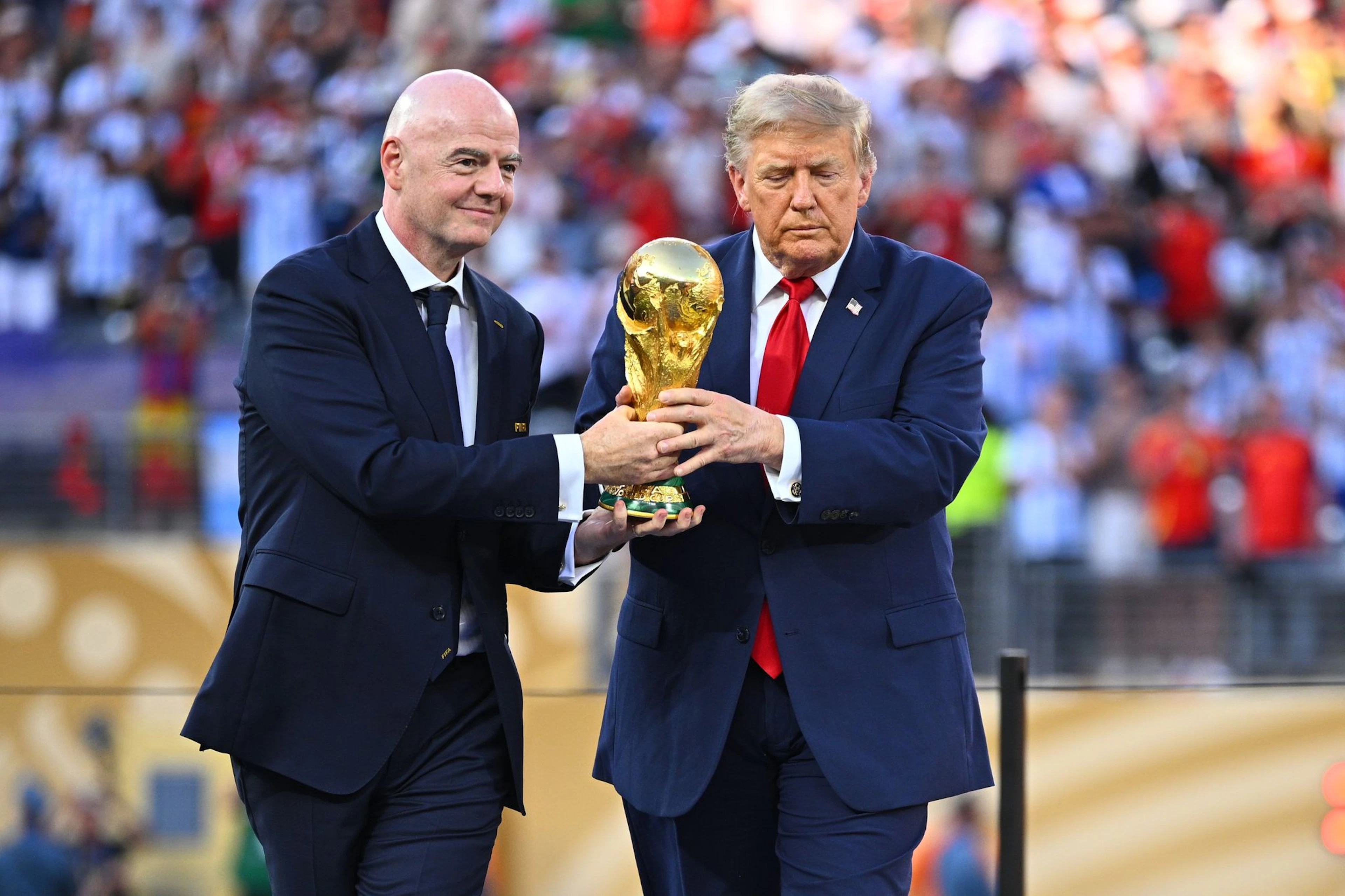 Donald Trump (rechts) und Gianni Infantino (links) bringen den WM-Pokal.