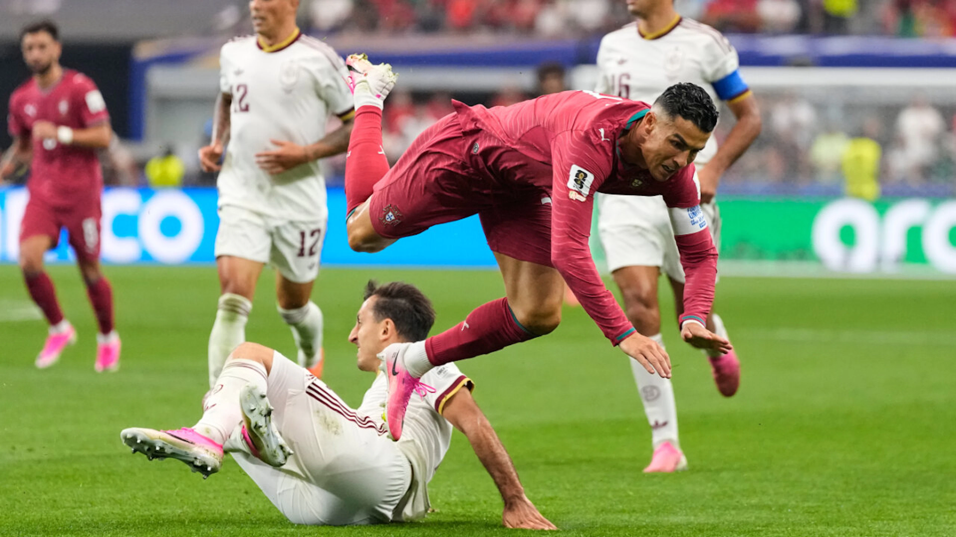 Cristiano Ronaldo stolpert über Mikel Oyarzabal – und sein Alter.