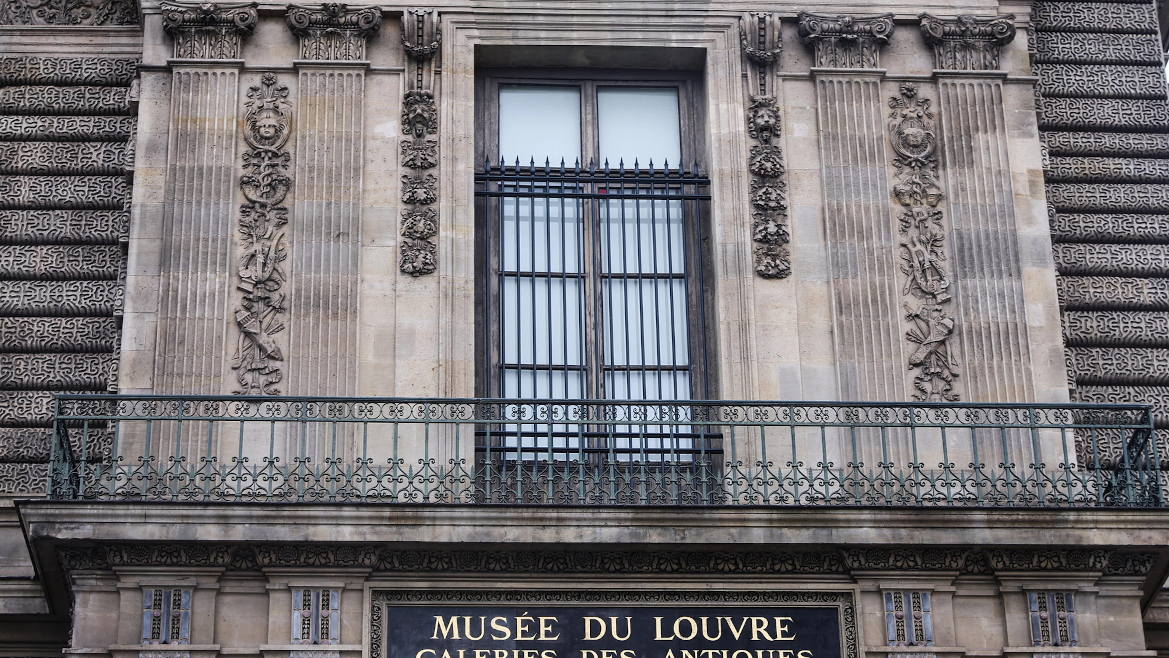 Louvre: la galerie d’Apollon, théâtre du cambriolage, rouvrira mercredi
