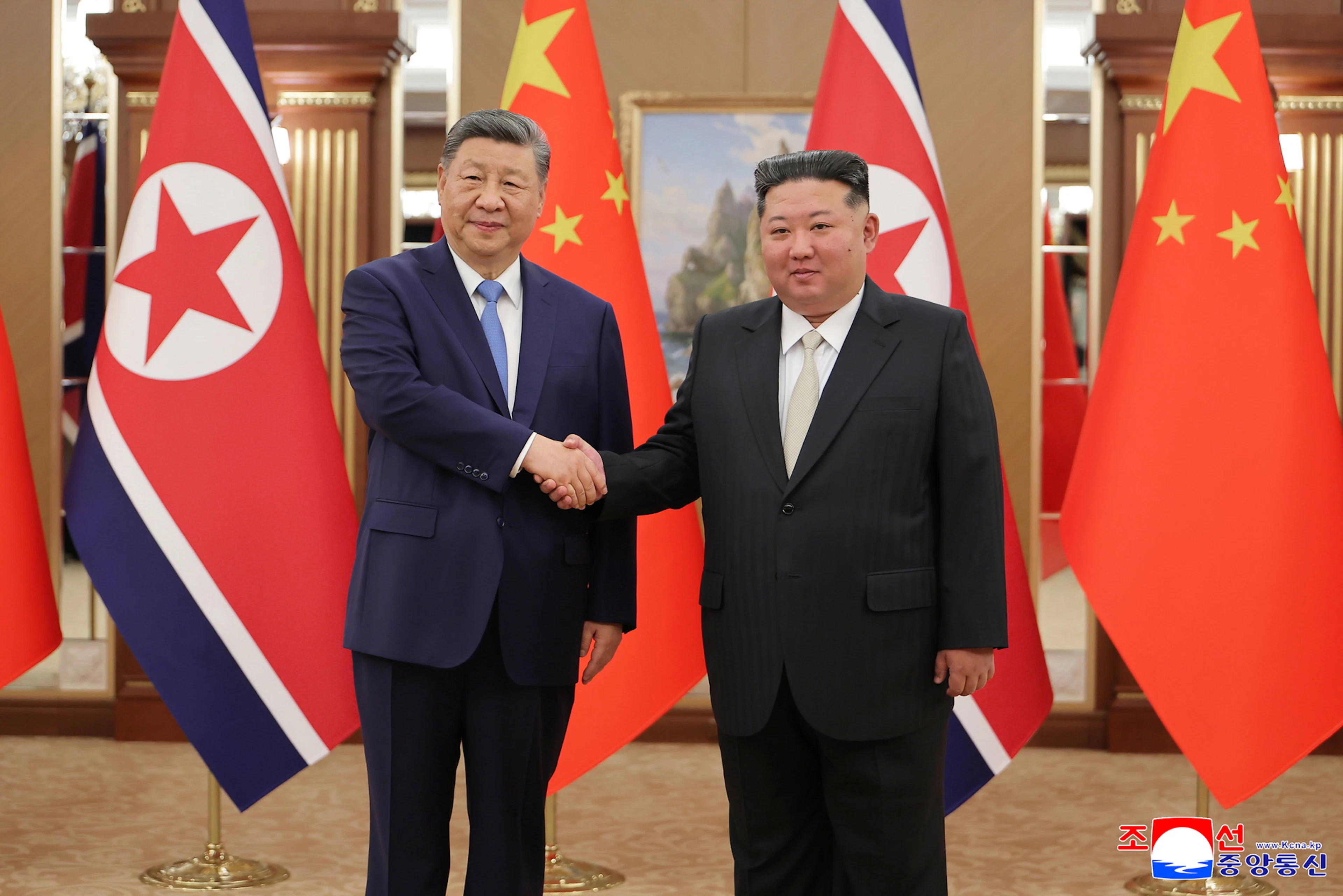 Experts see trade with China as one of the main drivers of North Korea’s economic growth—pictured here are Chinese President Xi Jinping (left) and North Korean “Supreme Leader” Kim Jong-un at a meeting in June.