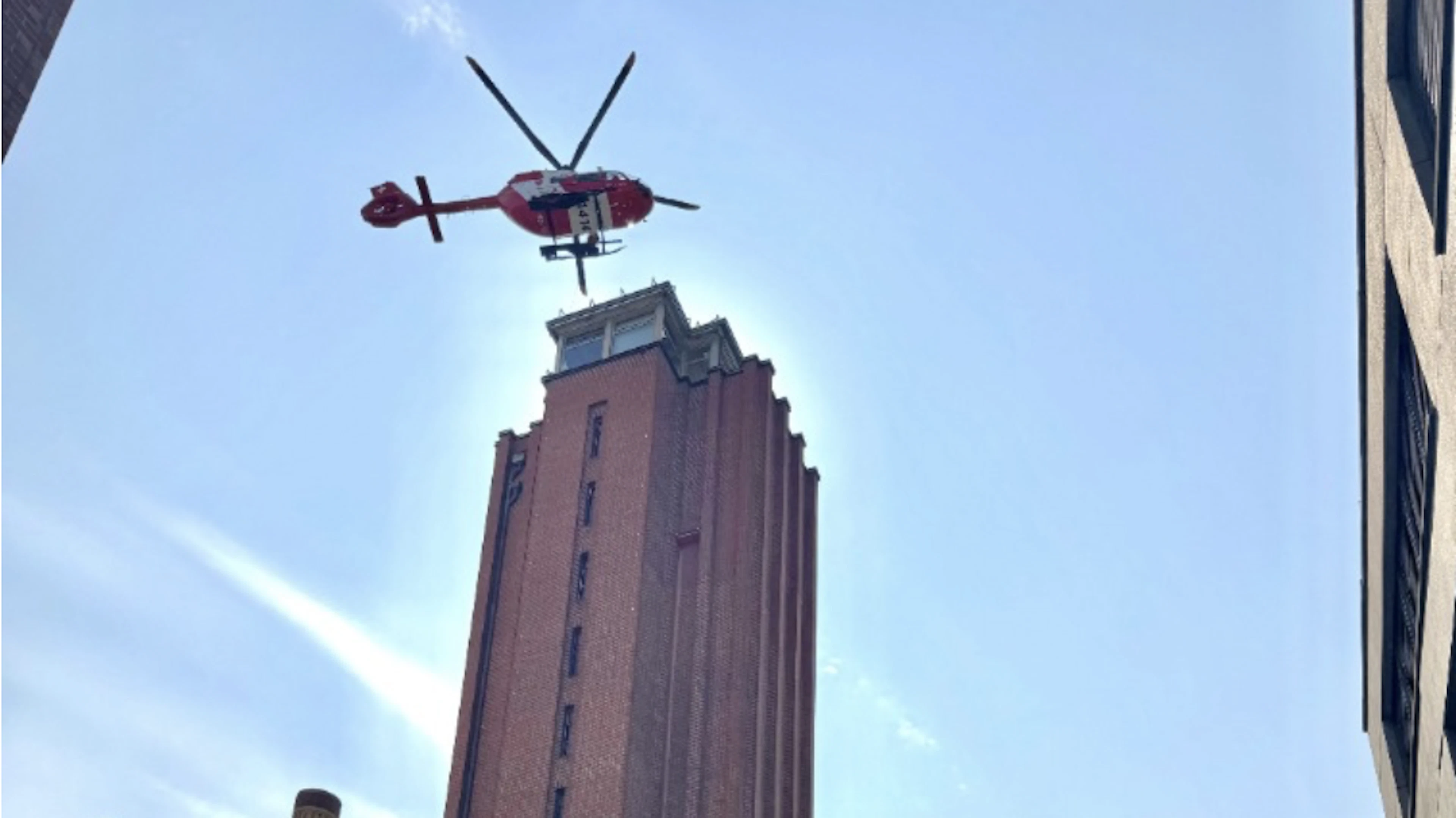 Keine Rettung über die Strasse möglich – Rega fliegt Mann aus Turm
