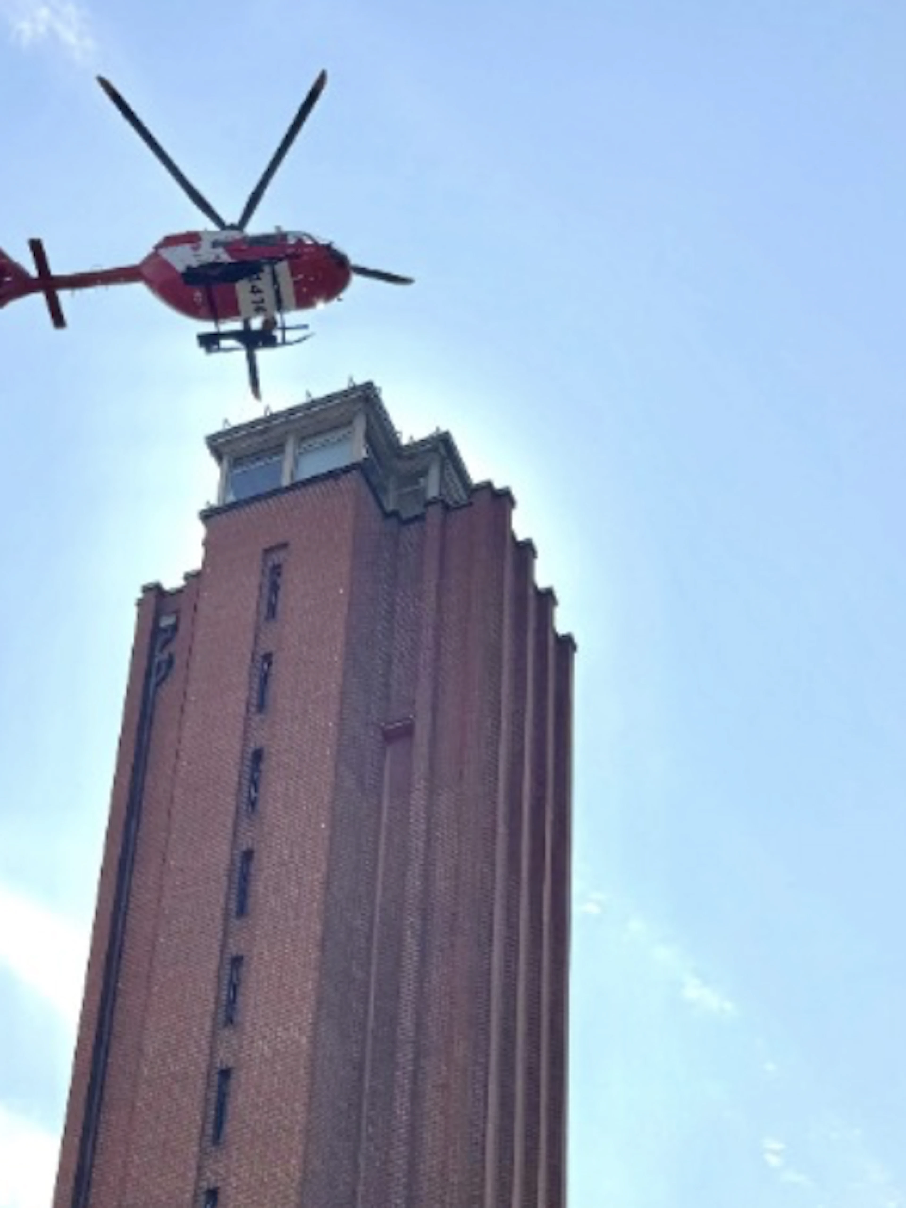 Keine Rettung über die Strasse möglich – Rega fliegt Mann aus Turm