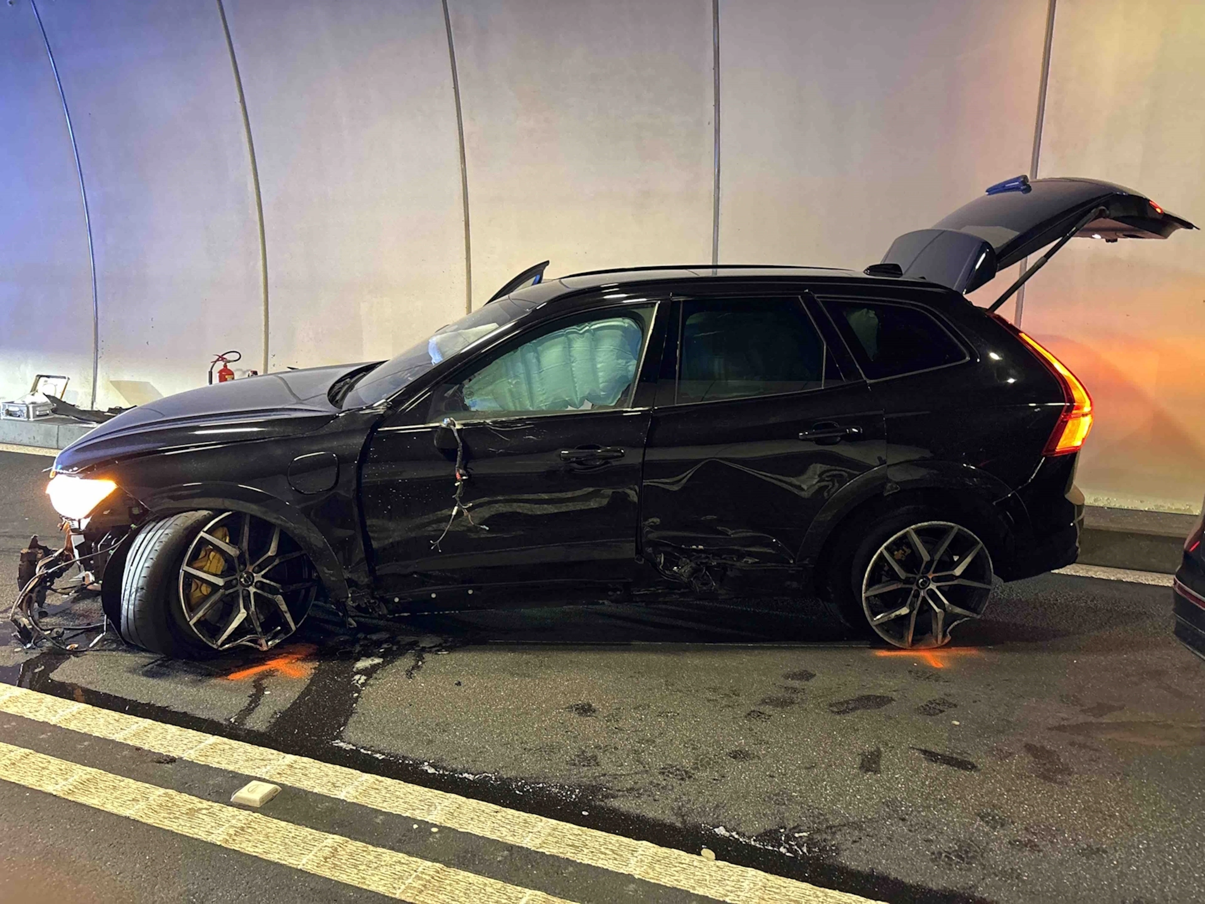 La Polizia cantonale dei Grigioni ha confermato l'incidente avvenuto stamattina nel tunnel del San Bernardino (in foto l'auto dello svizzero coinvolto nel sinistro).