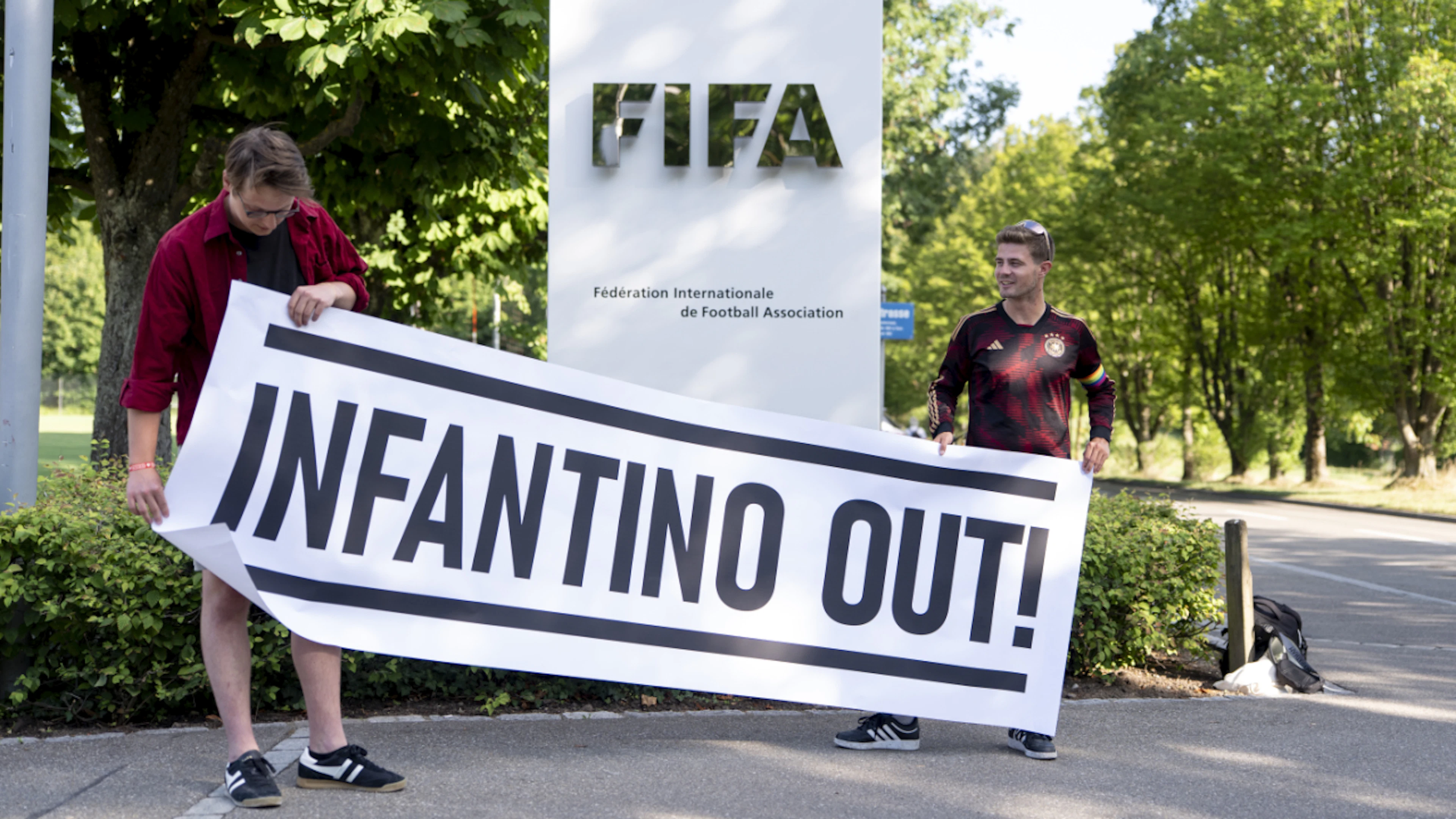 Des supporters manifestent à Zurich et réclament le départ de Gianni Infantino