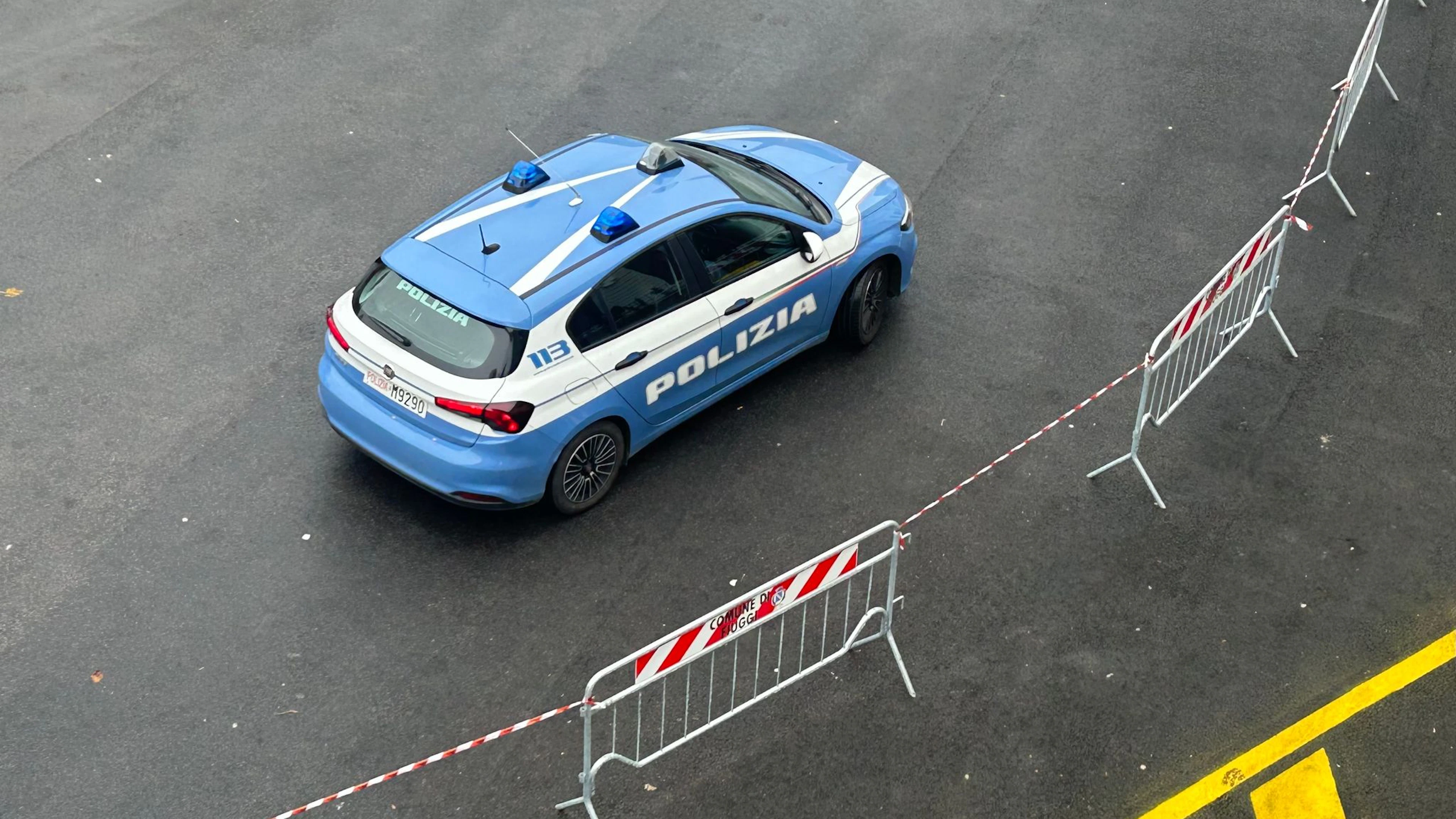 La Polizia lo tiene bloccato a terra, lui urla «aiuto, basta!», poi muore: shock a Bologna